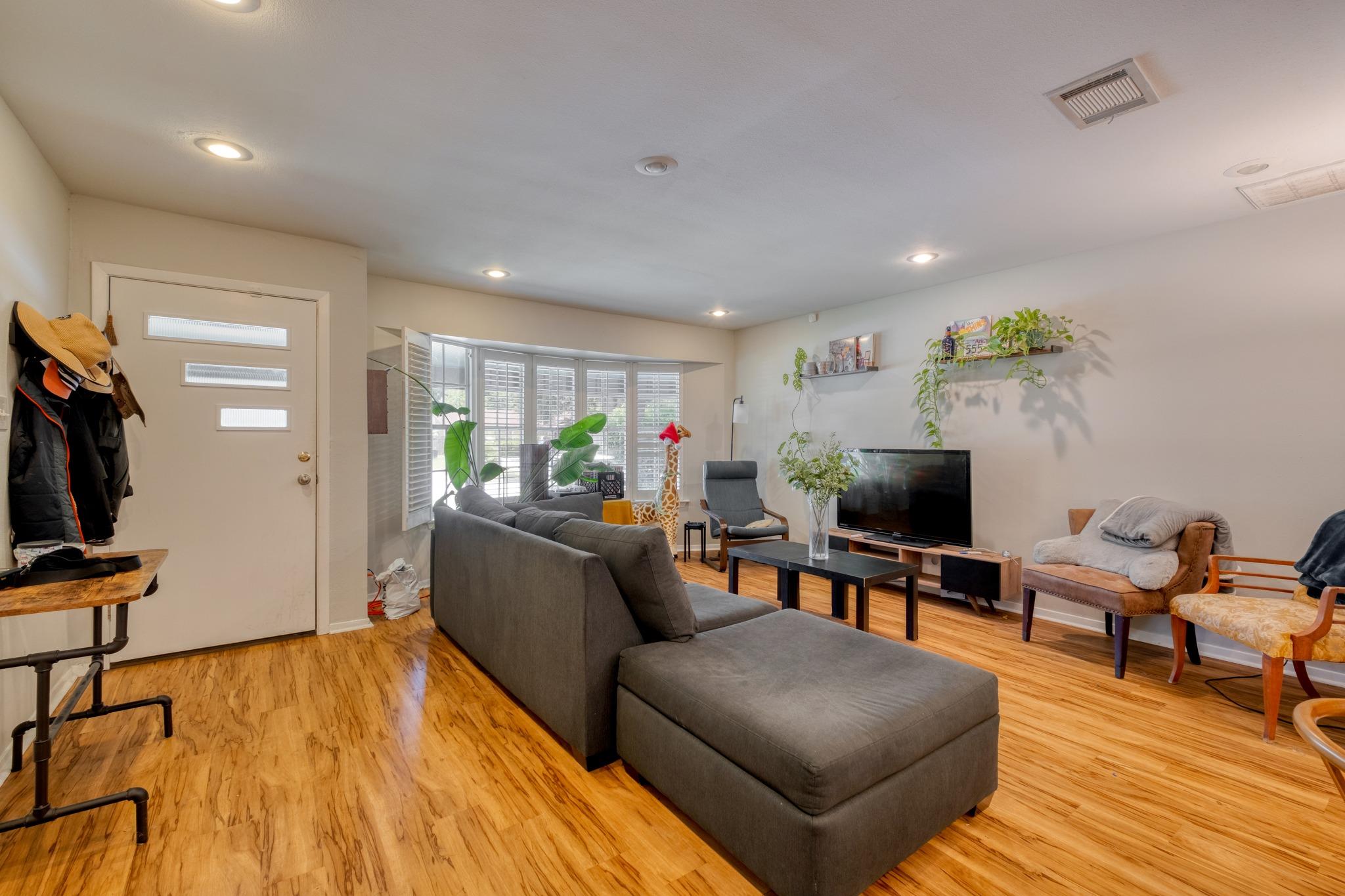 3006 Maplelawn CIR