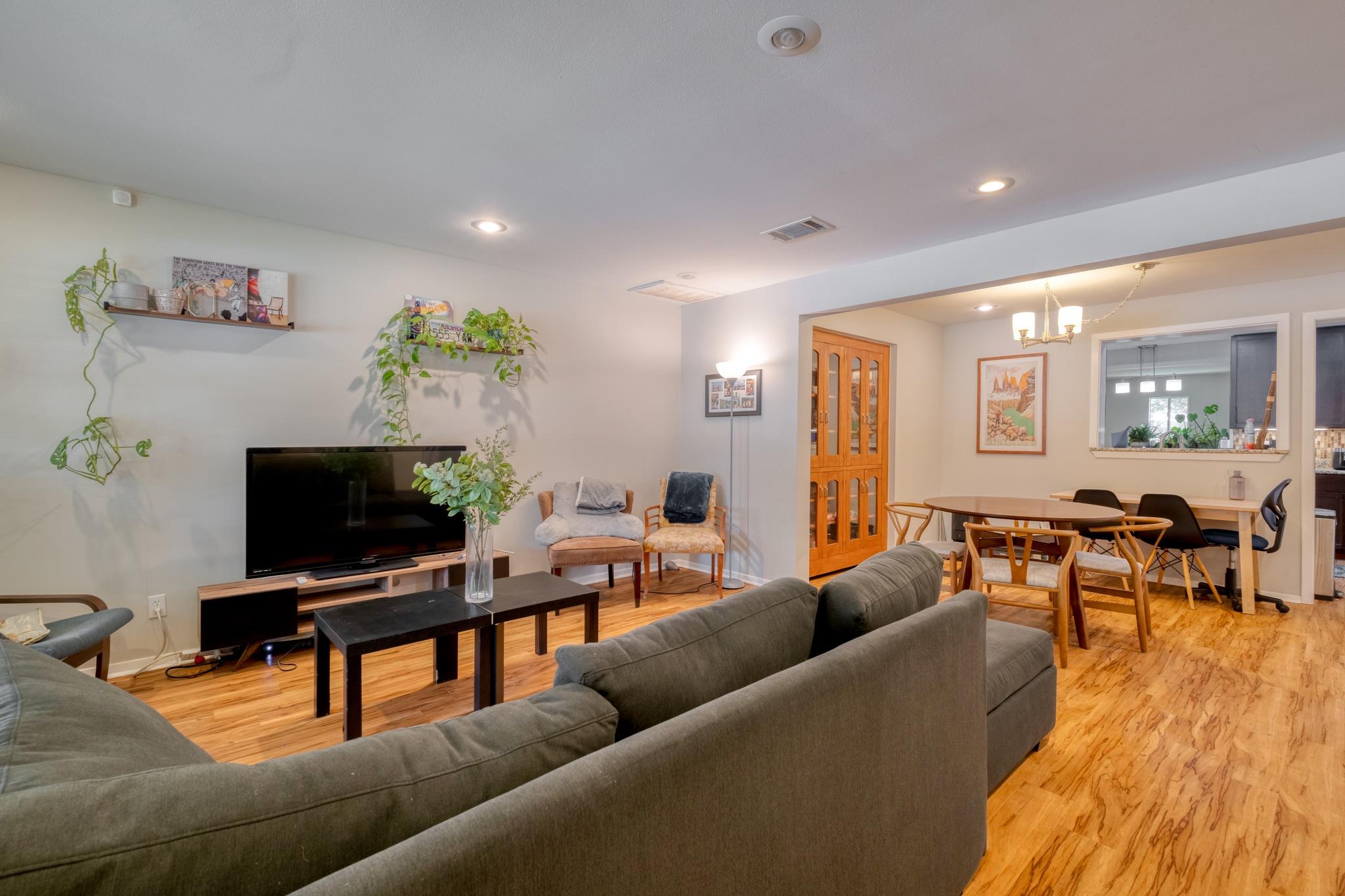 3006 Maplelawn CIR