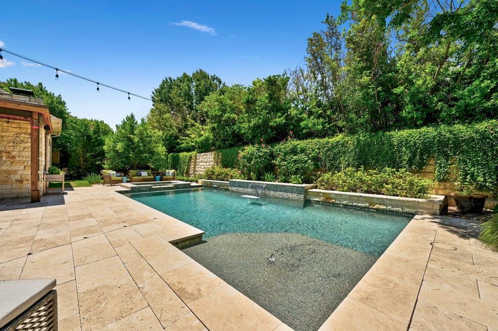 105 WHITLEY DR
