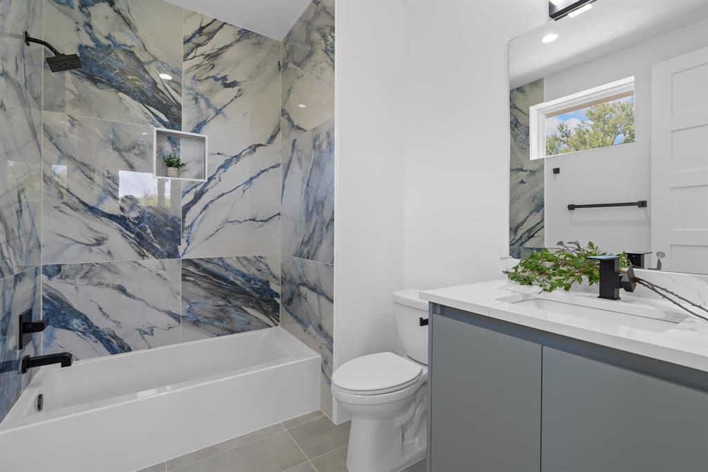 1140 Northwestern Ave # 2