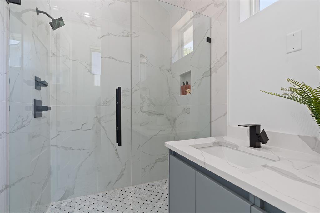 1140 Northwestern Ave # 2