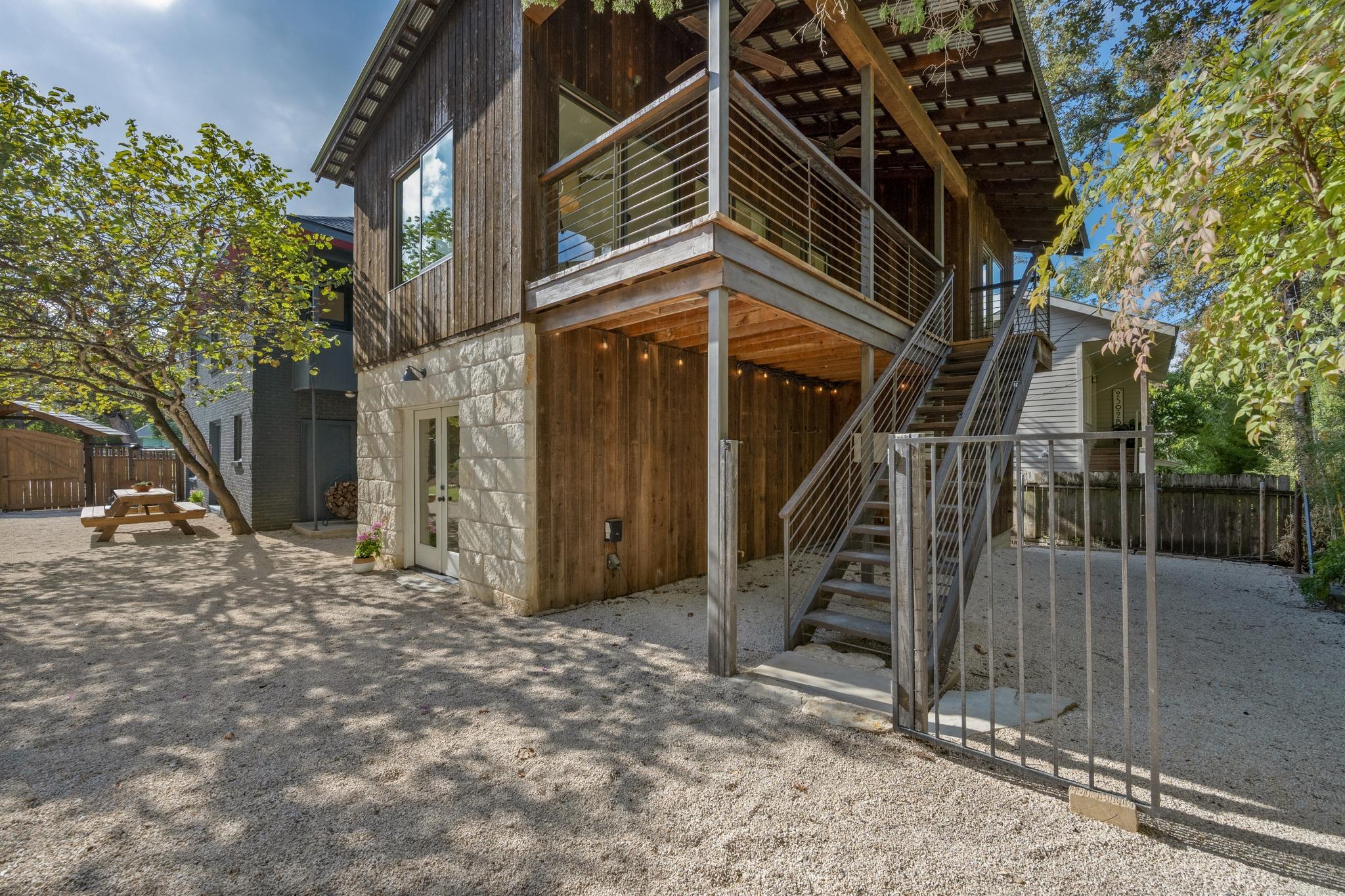 2300 Rae Dell Ave