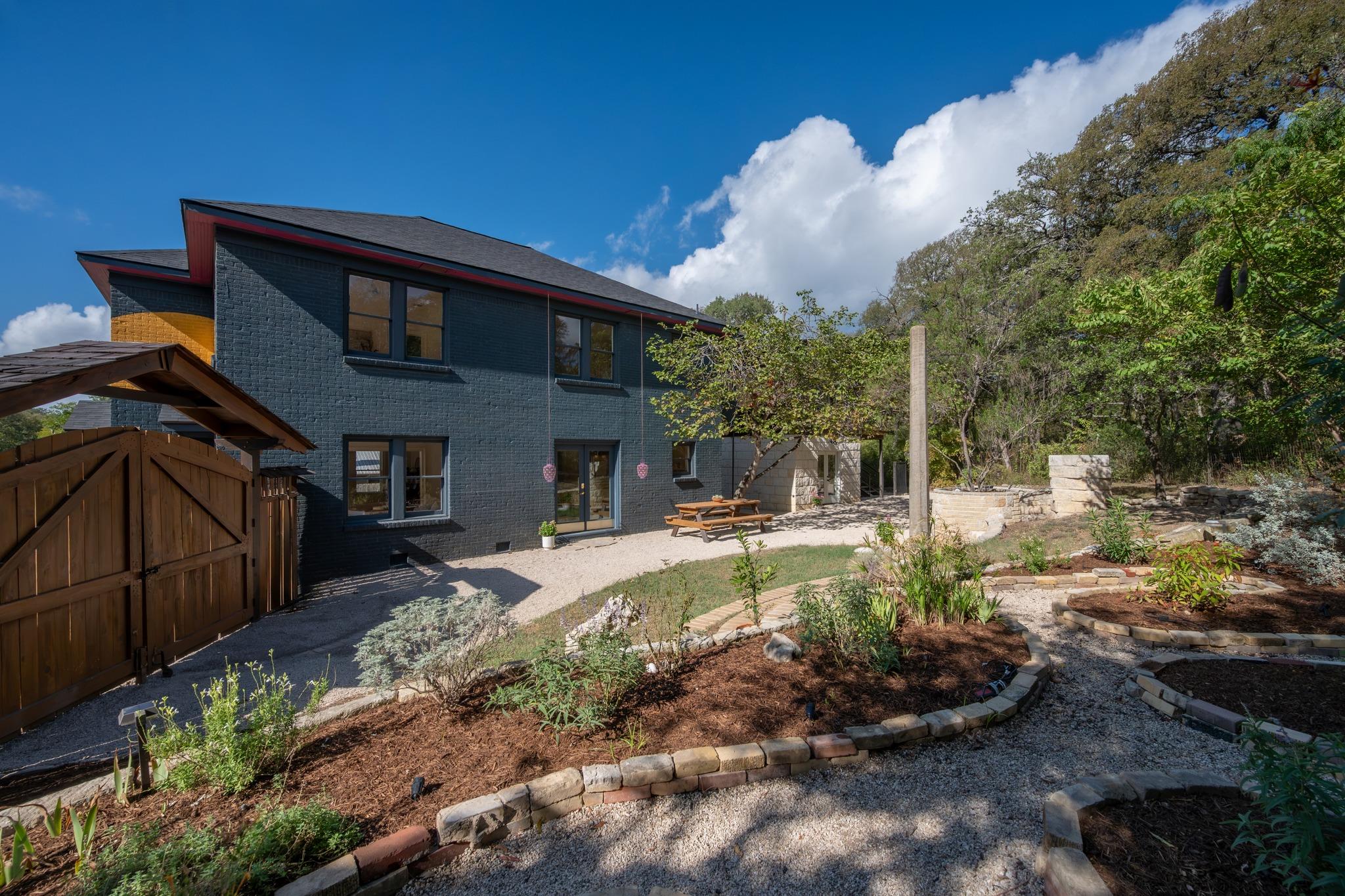 2300 Rae Dell Ave