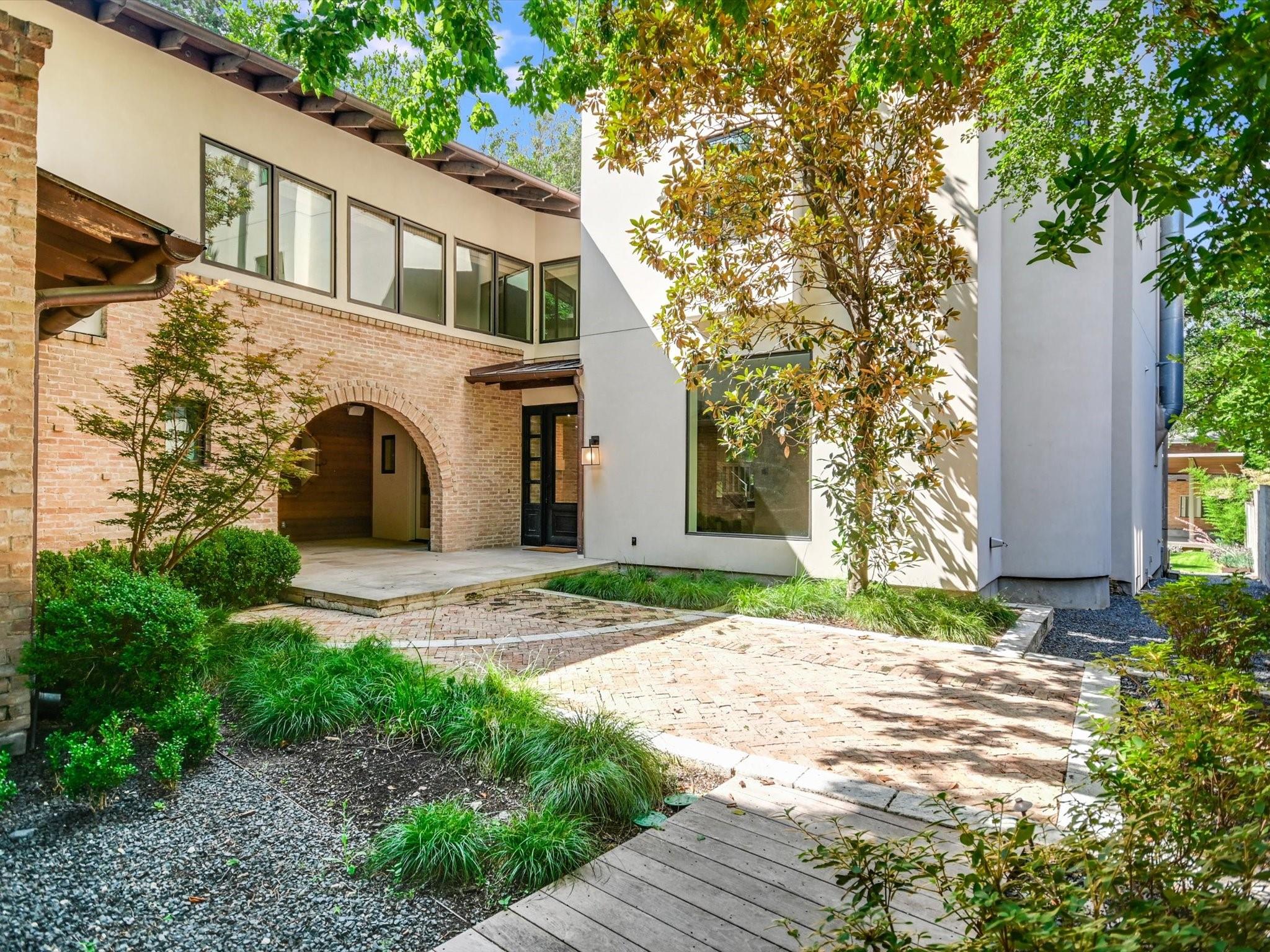 2107 Bridle PATH
