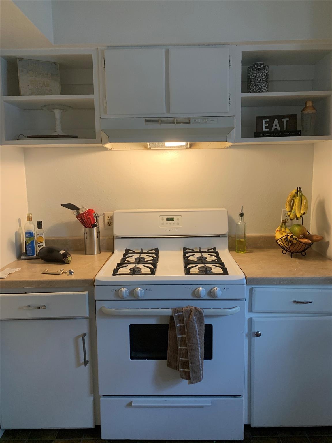 1610 W 10th ST