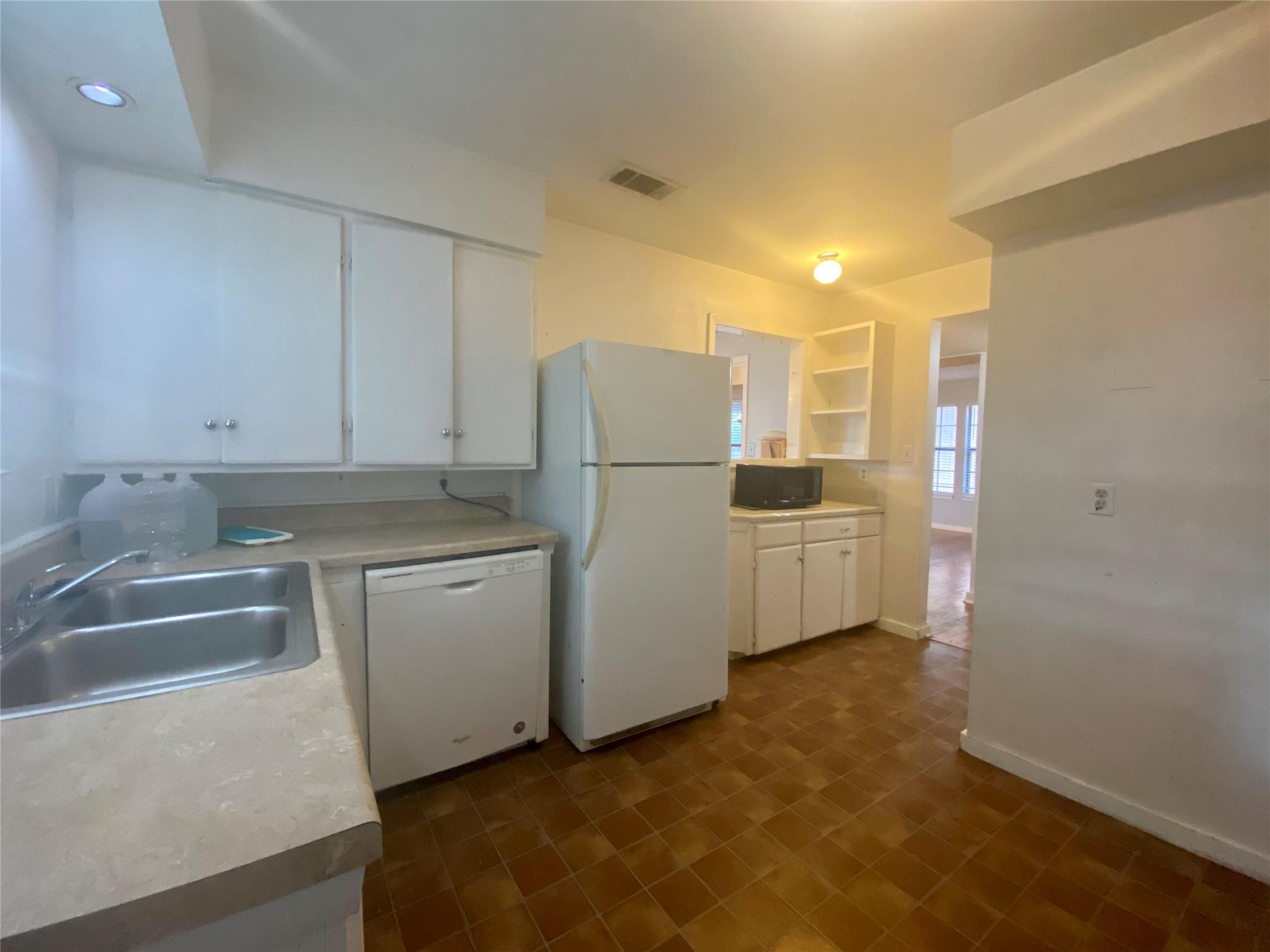 1610 W 10th ST