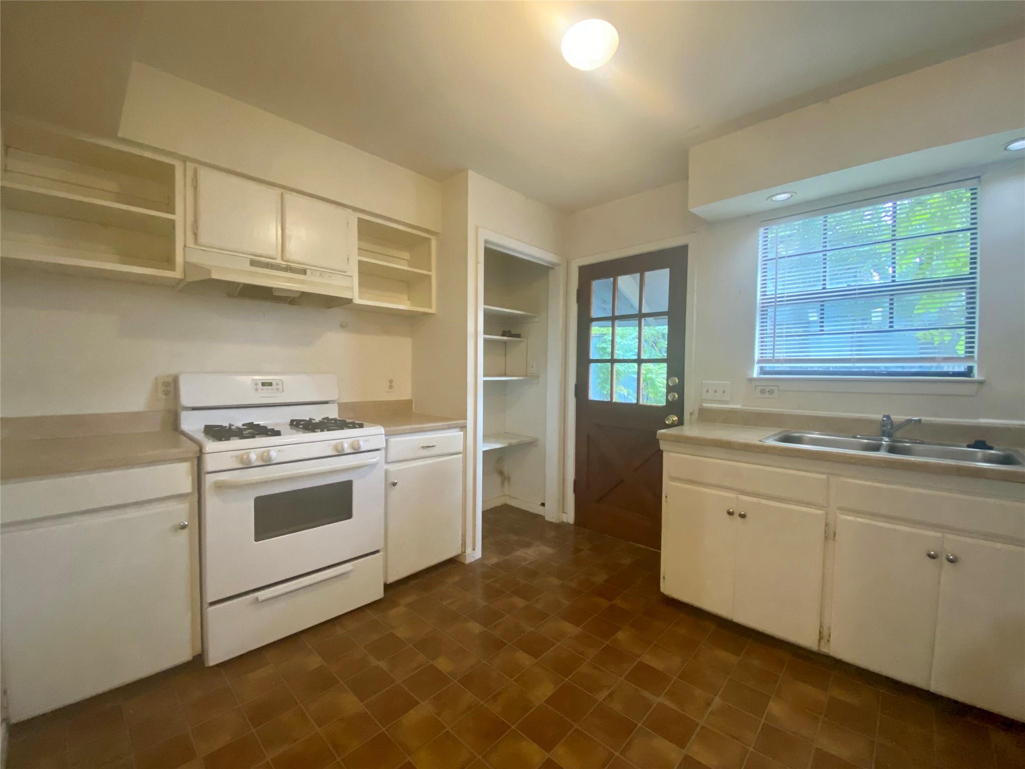 1610 W 10th ST