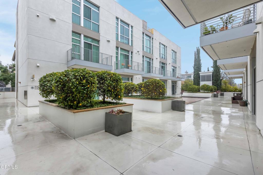 238 S Arroyo Parkway 208