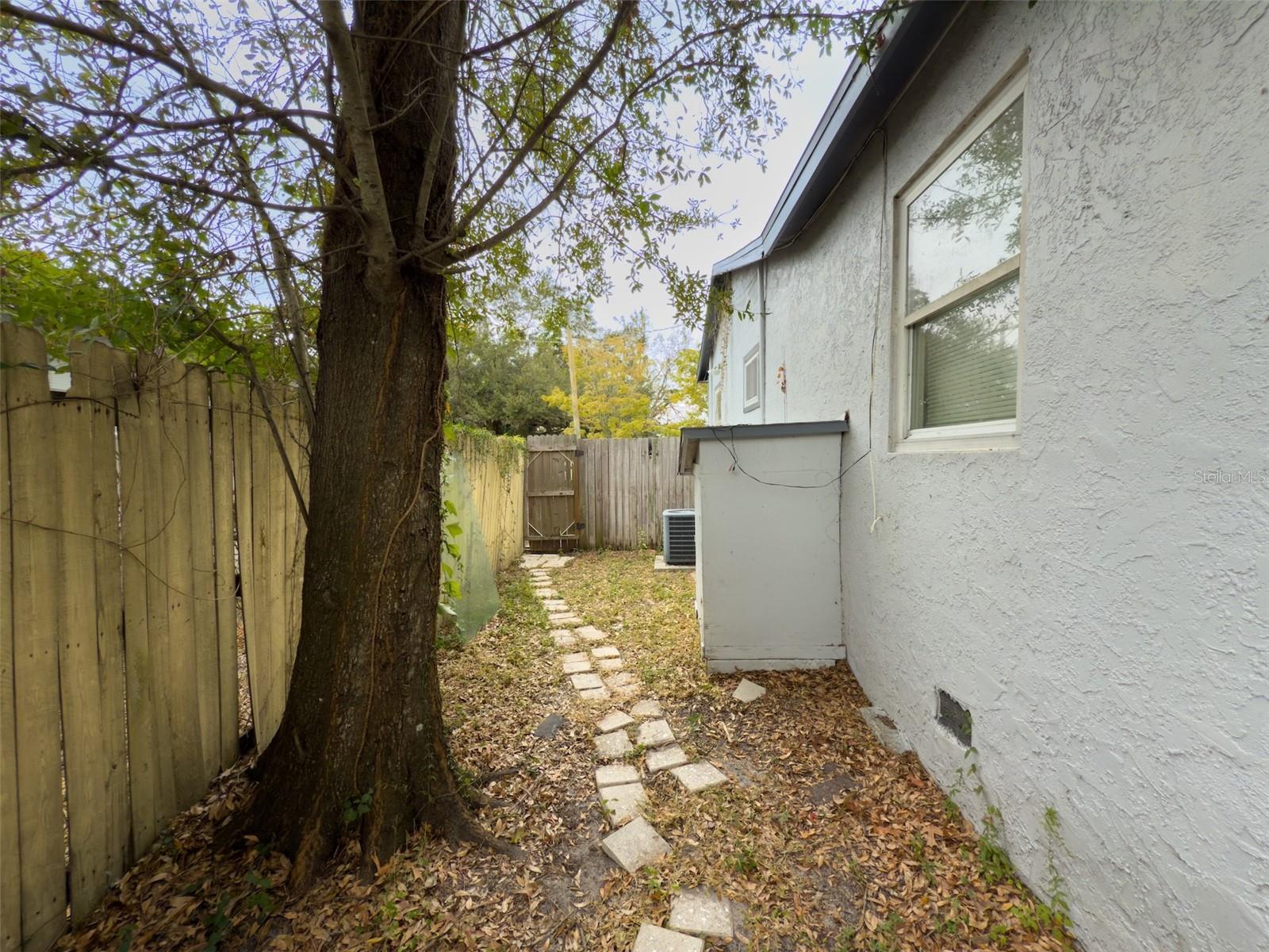 1821 E HUMPHREY ST