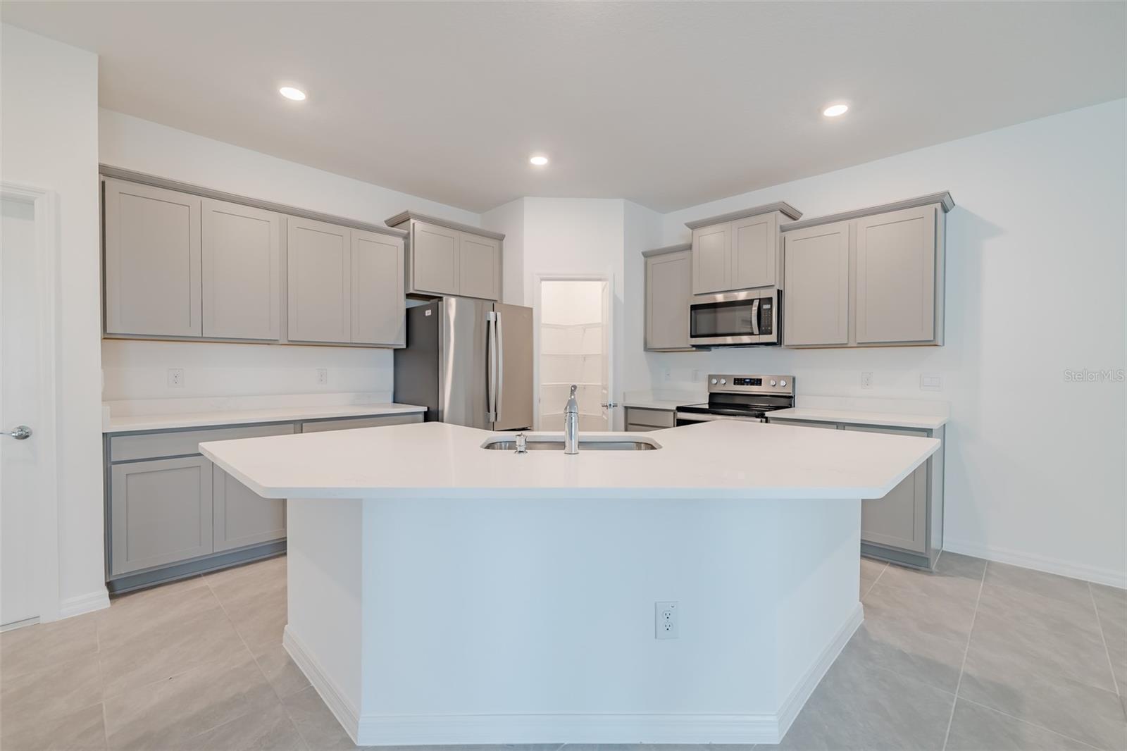 2395 WARREN ACRES BLVD