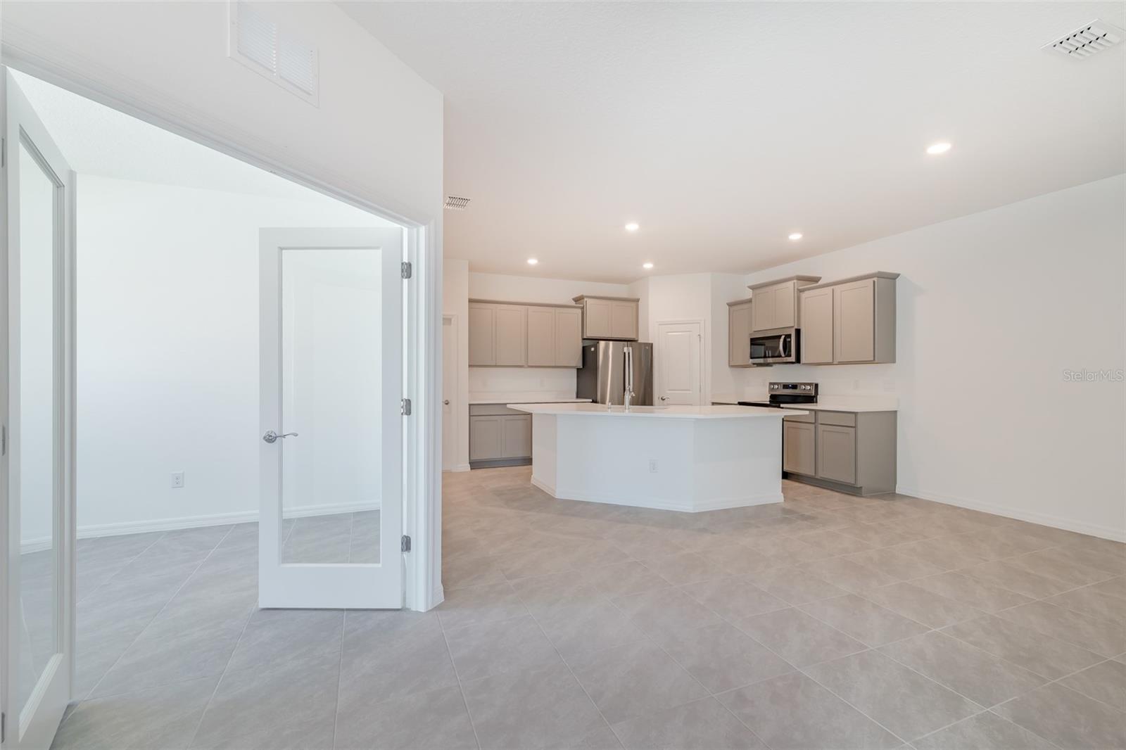 2395 WARREN ACRES BLVD