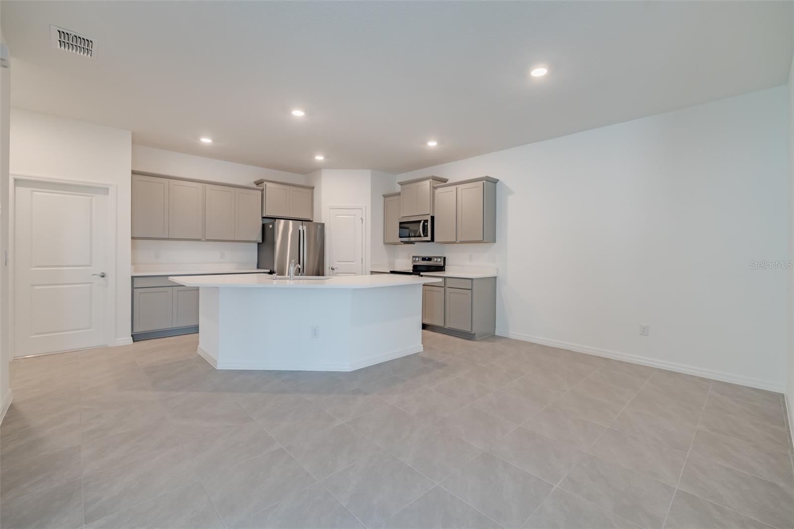 2395 WARREN ACRES BLVD