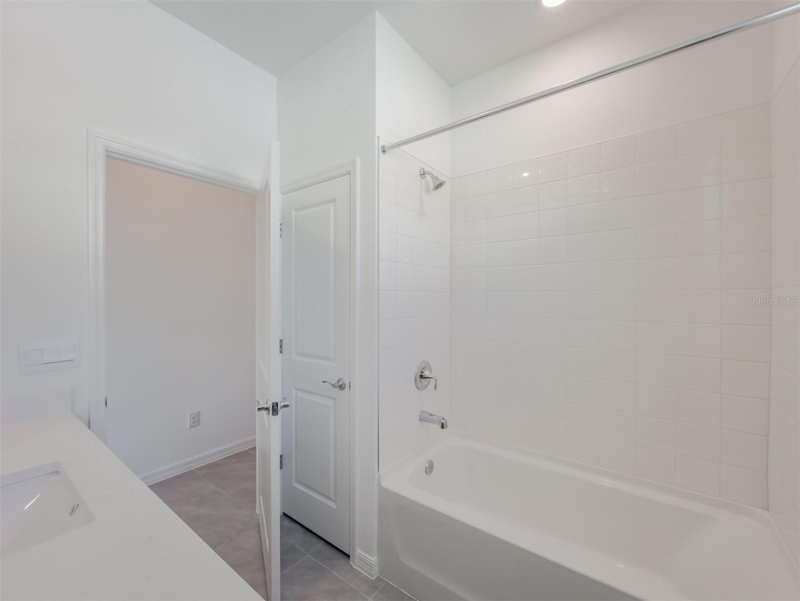 2395 WARREN ACRES BLVD