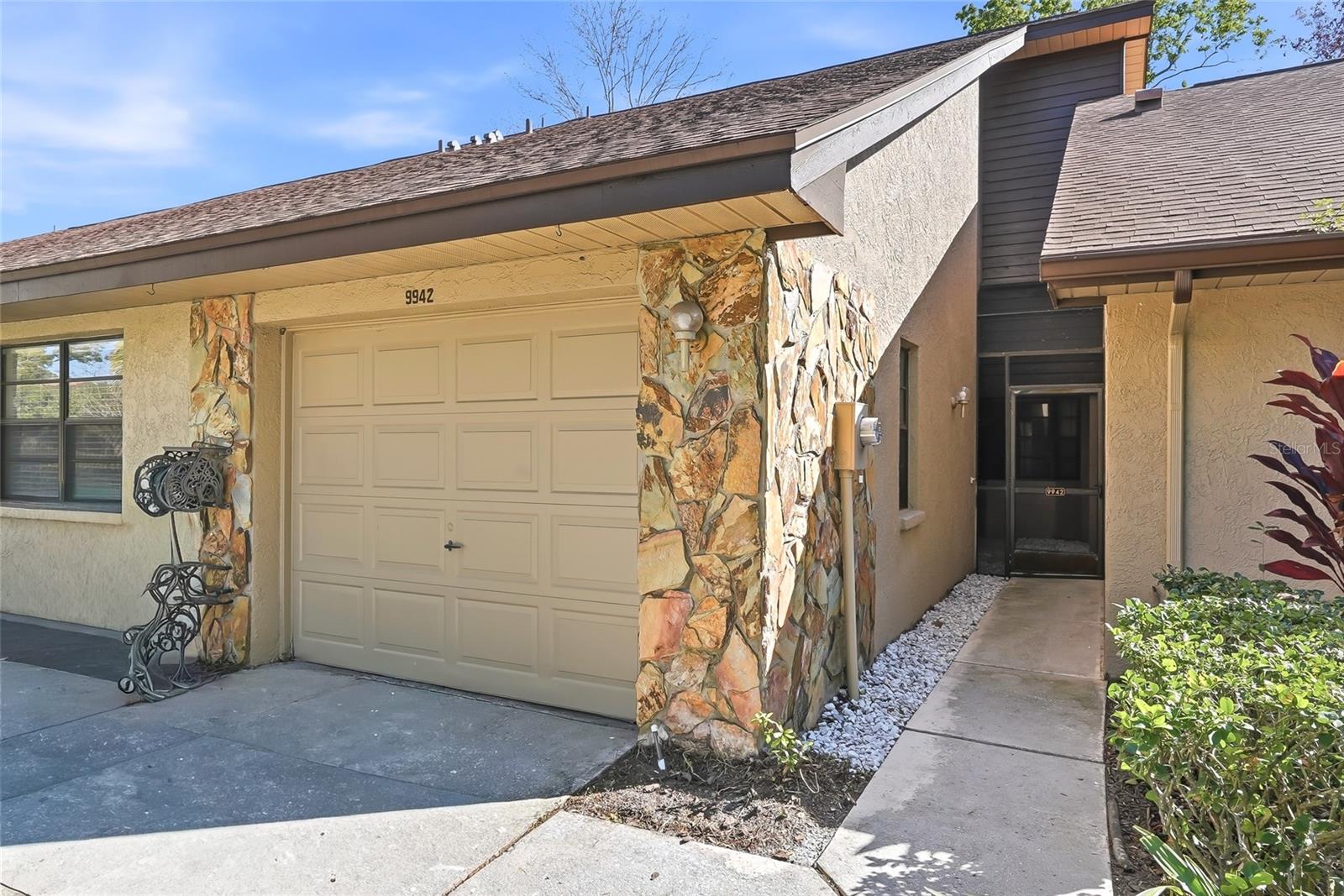 9942 LAKE SEMINOLE DR W