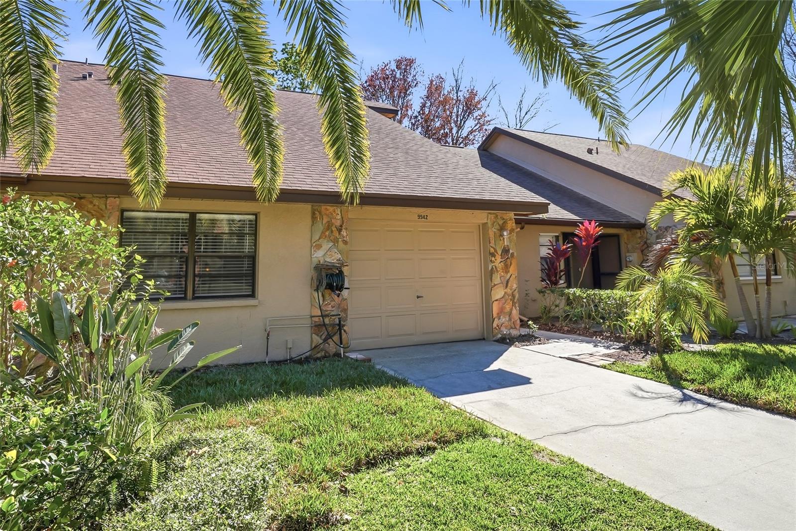 9942 LAKE SEMINOLE DR W