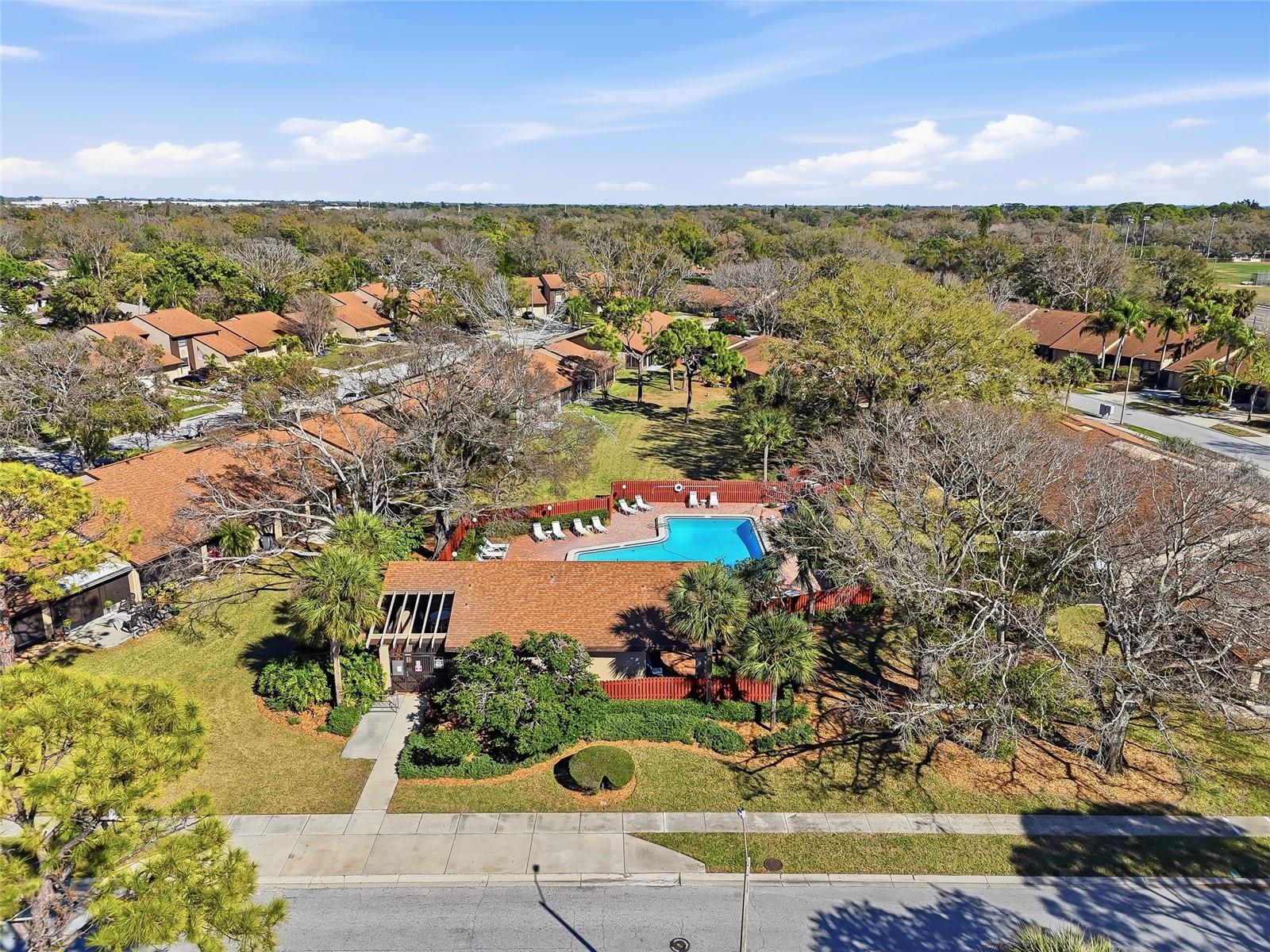 9942 LAKE SEMINOLE DR W