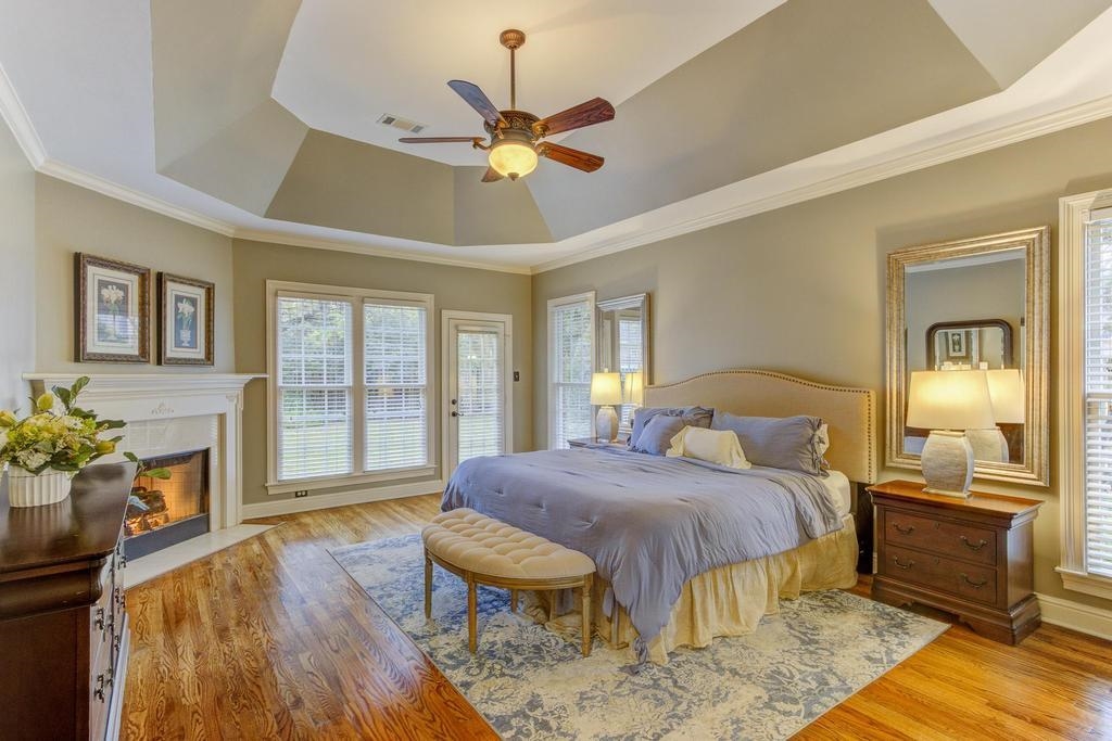 1936 LONHILL DR