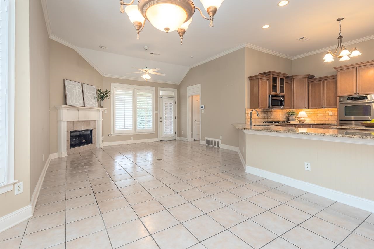 1857 LAUREL LN
