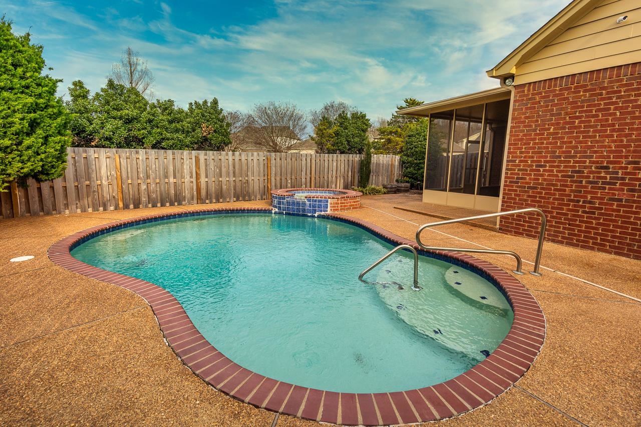 1857 LAUREL LN