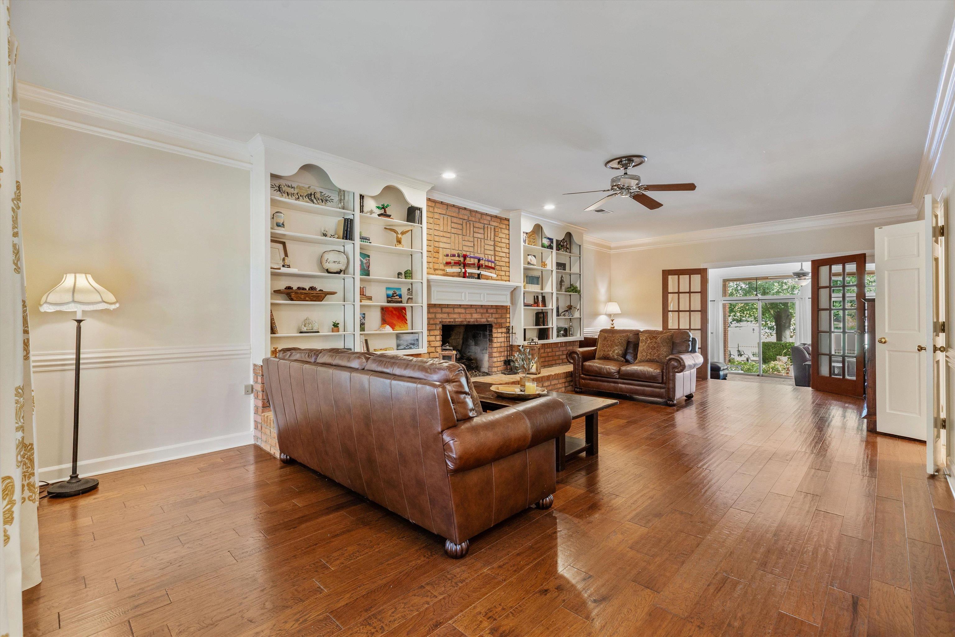 2800 E LEVEE OAKS DR