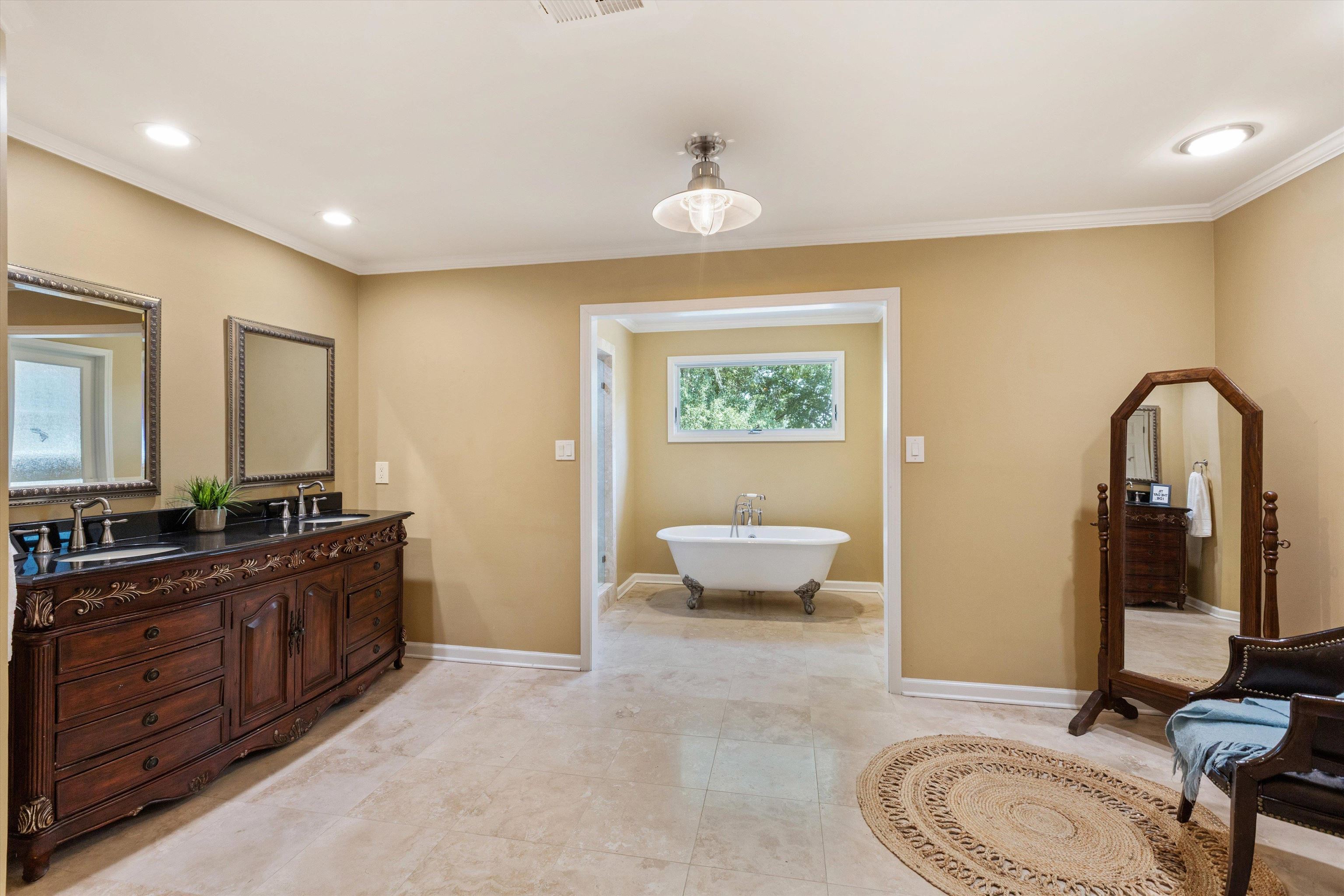 2800 E LEVEE OAKS DR