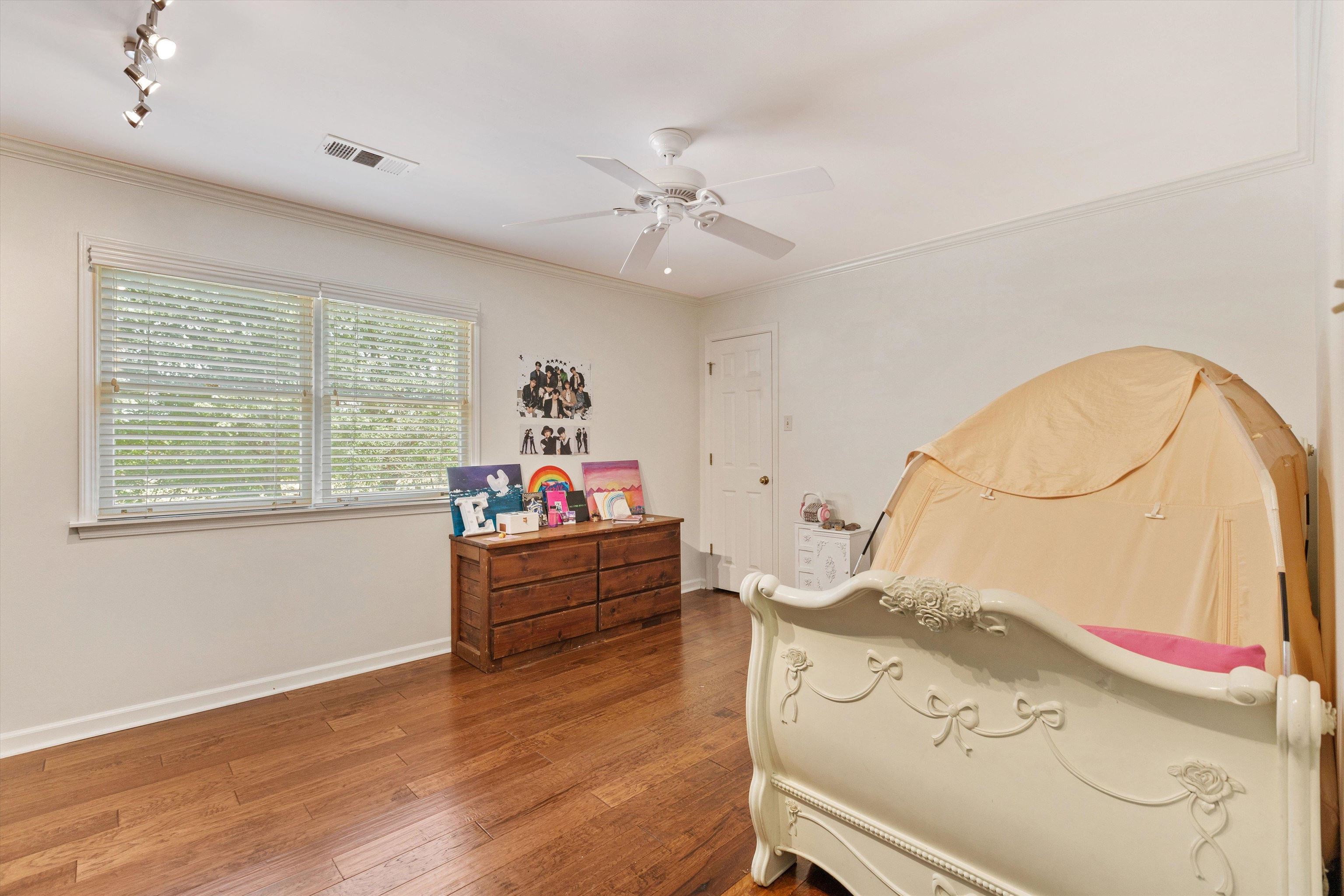 2800 E LEVEE OAKS DR