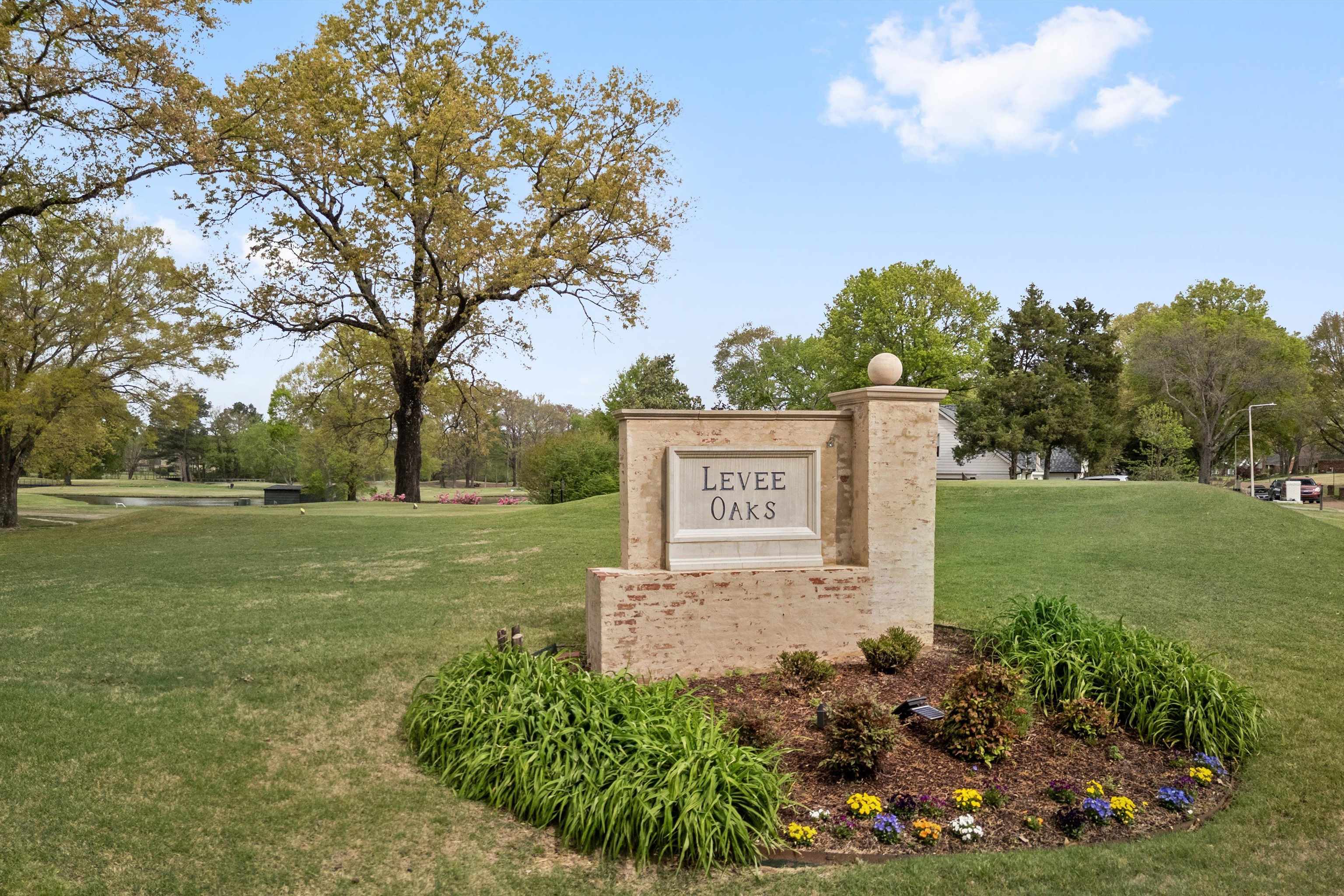 2800 E LEVEE OAKS DR