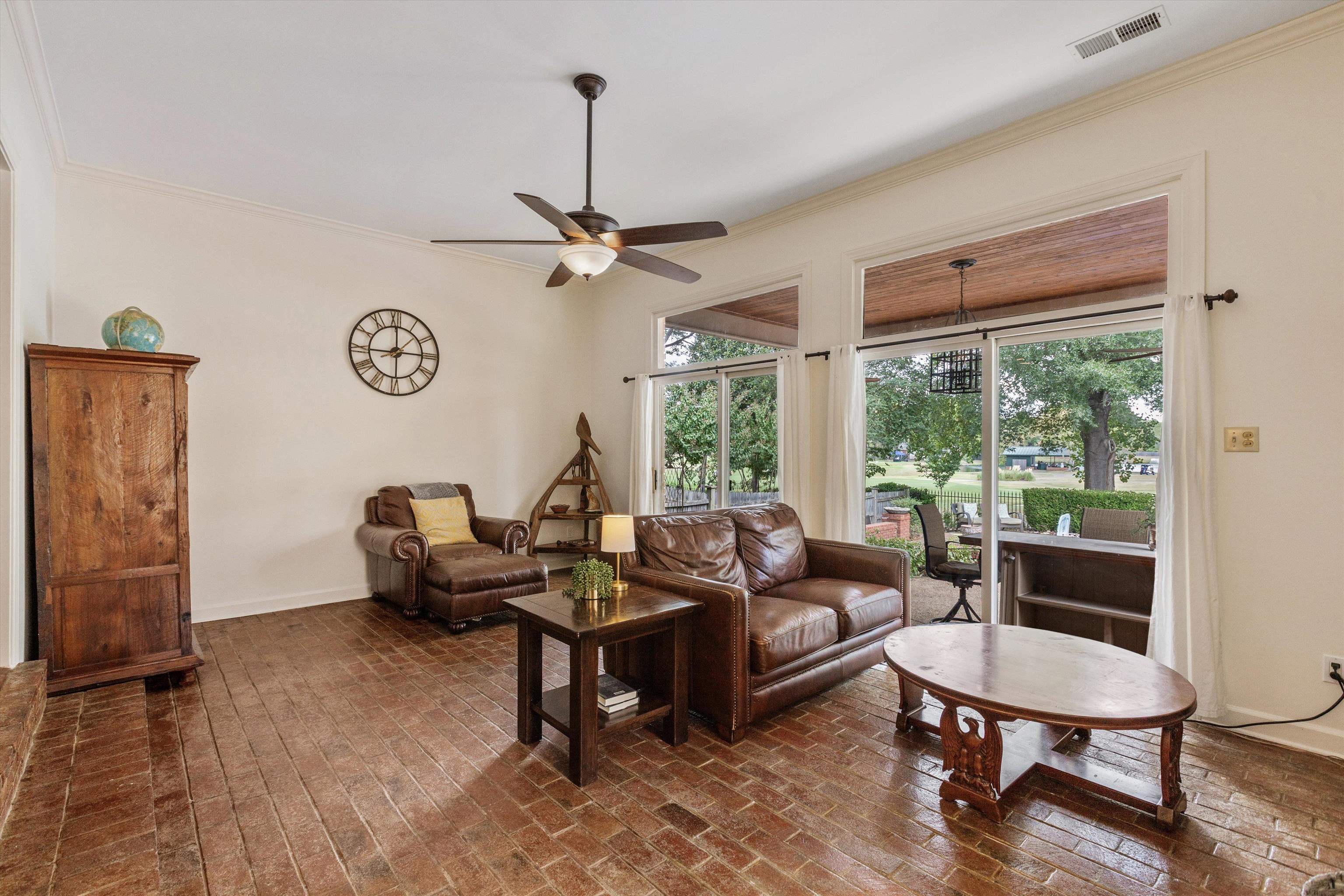 2800 E LEVEE OAKS DR