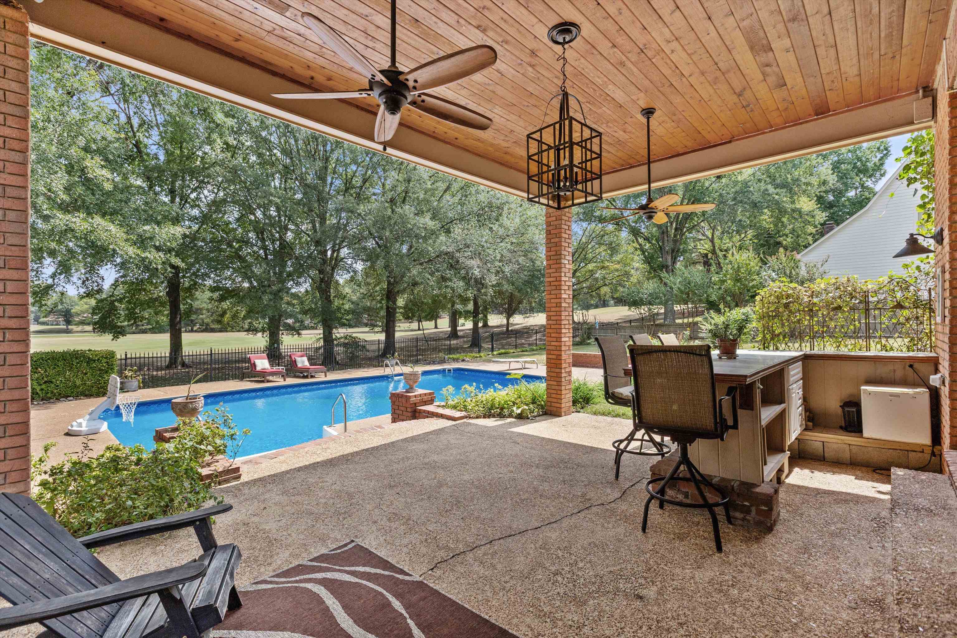 2800 E LEVEE OAKS DR