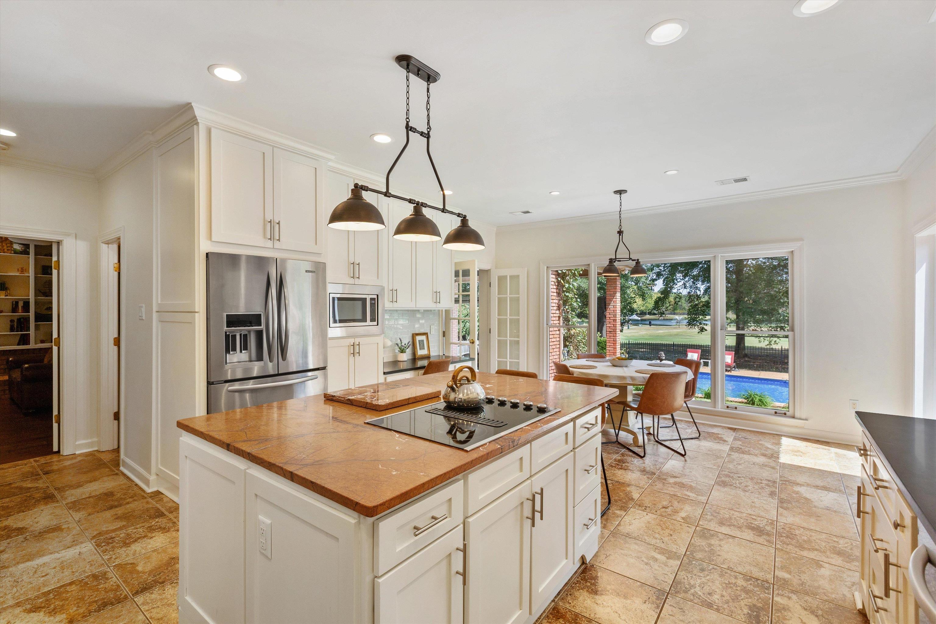 2800 E LEVEE OAKS DR