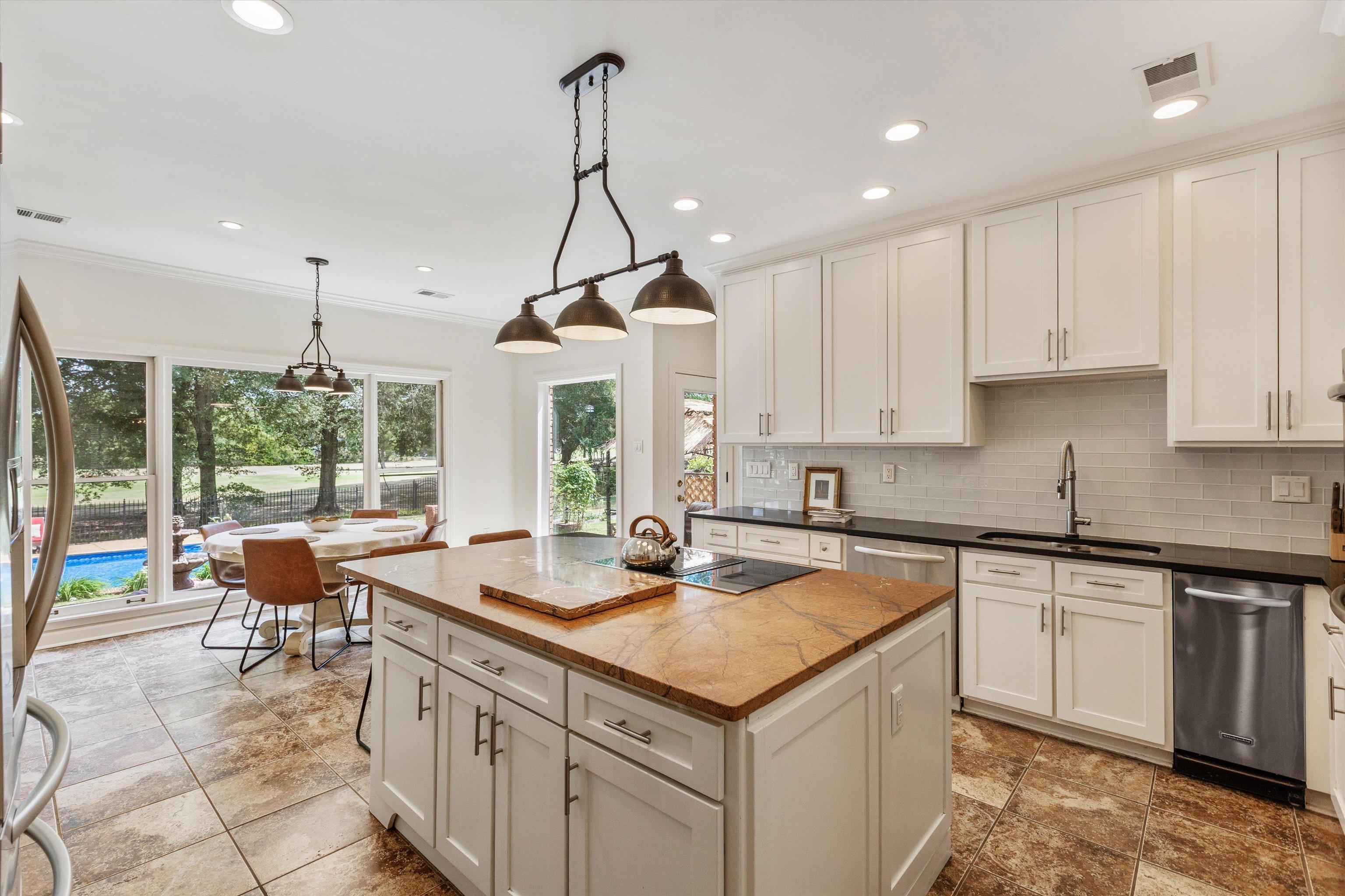 2800 E LEVEE OAKS DR