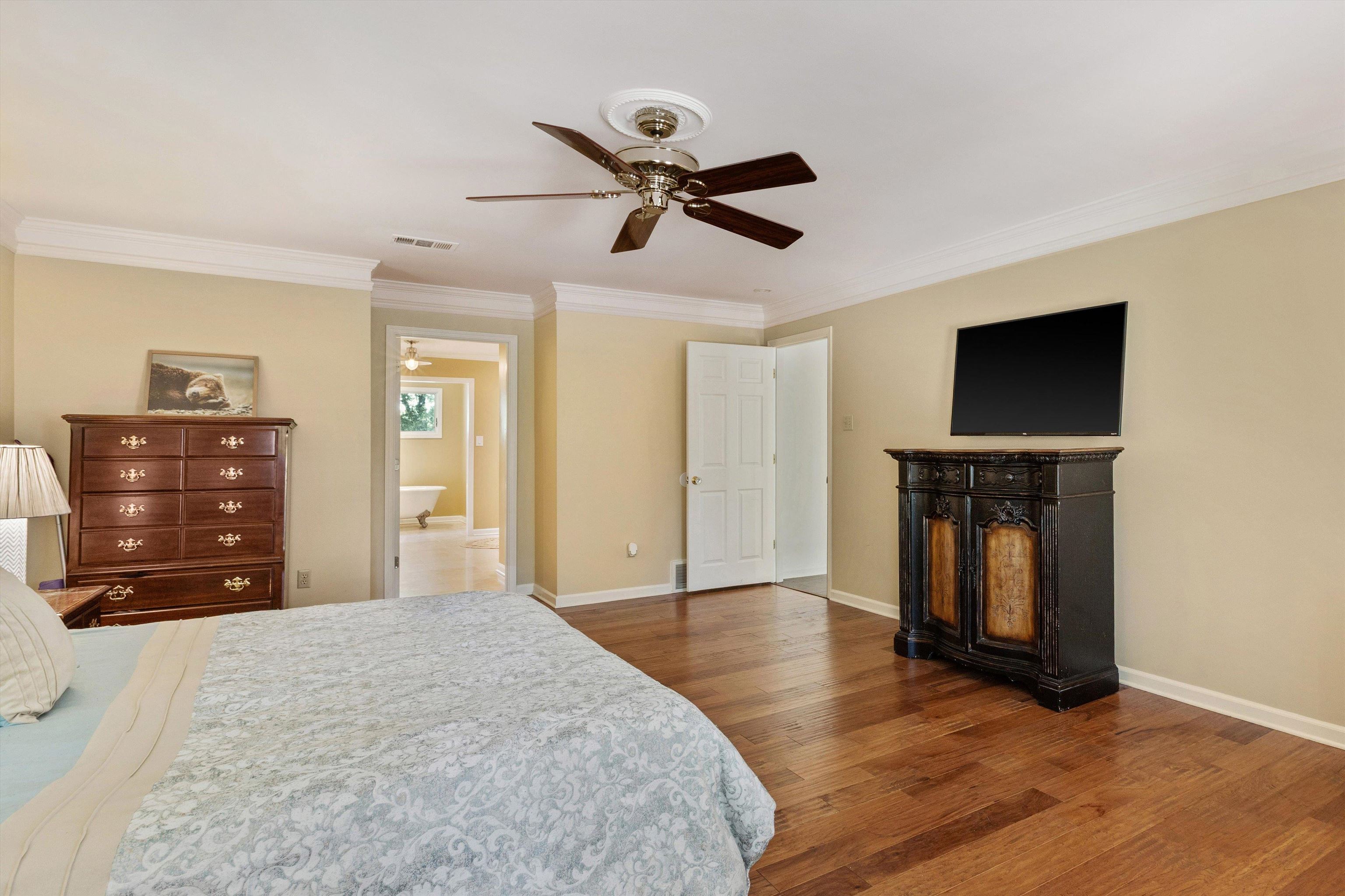 2800 E LEVEE OAKS DR