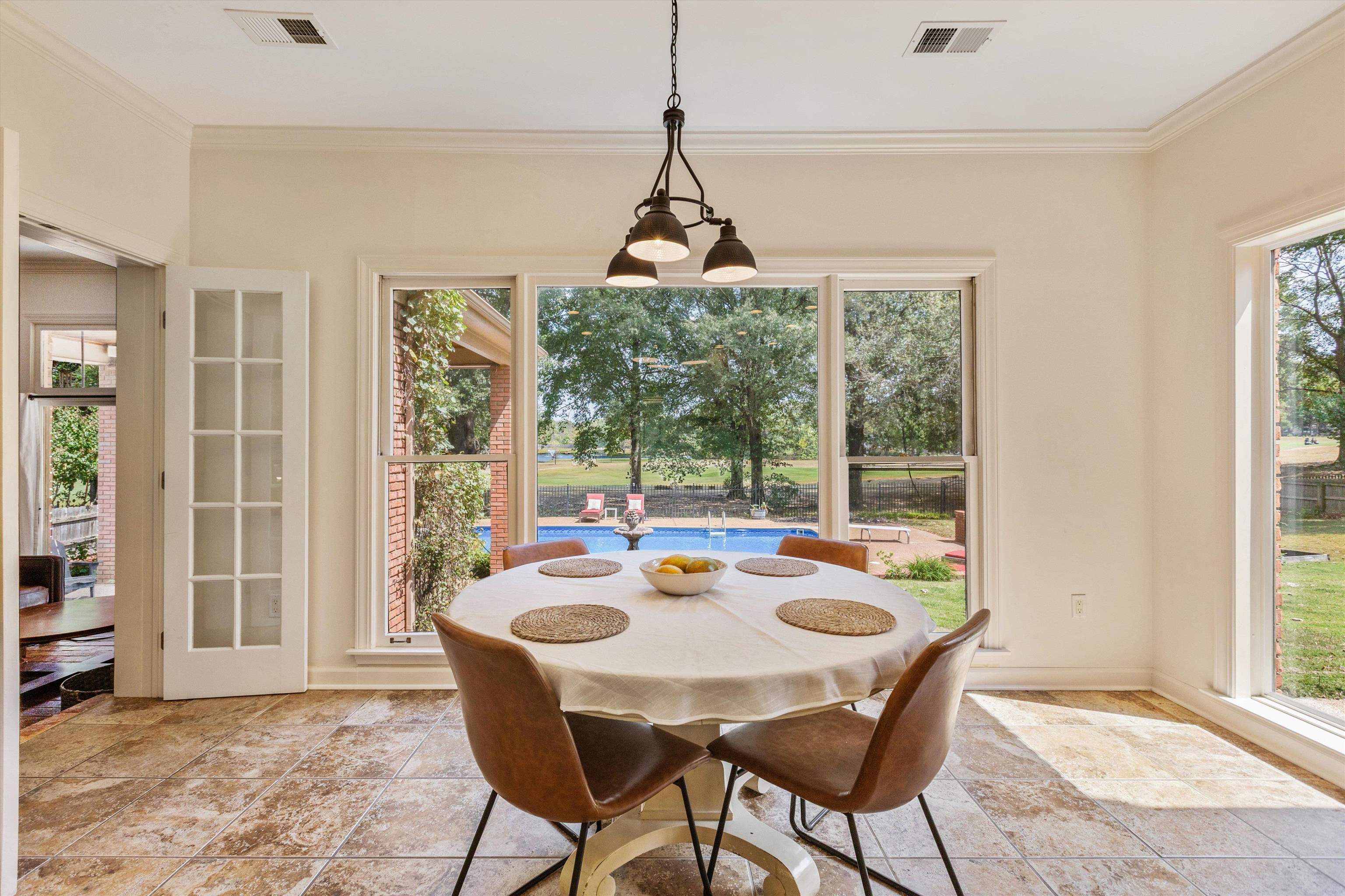 2800 E LEVEE OAKS DR