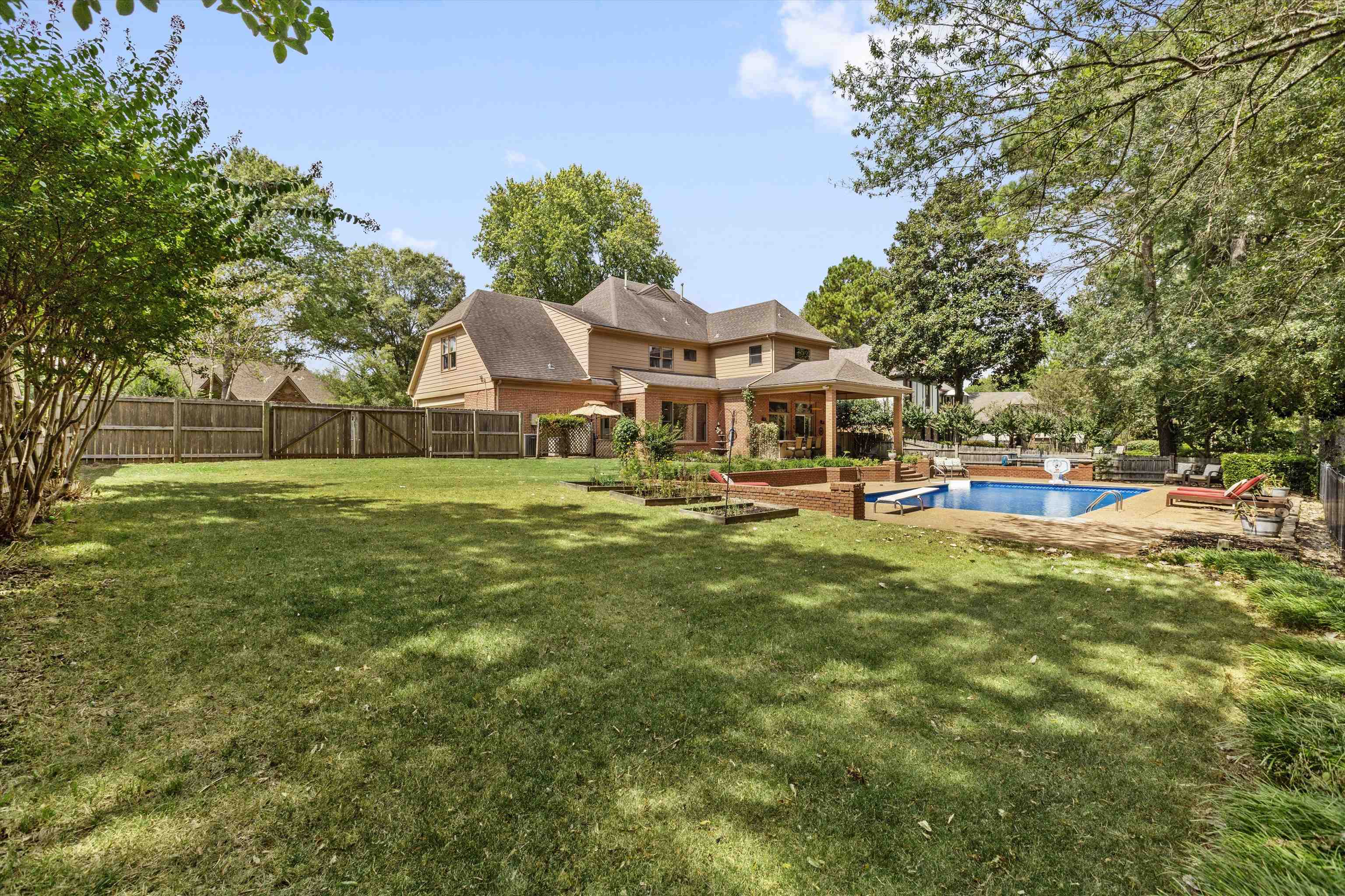 2800 E LEVEE OAKS DR