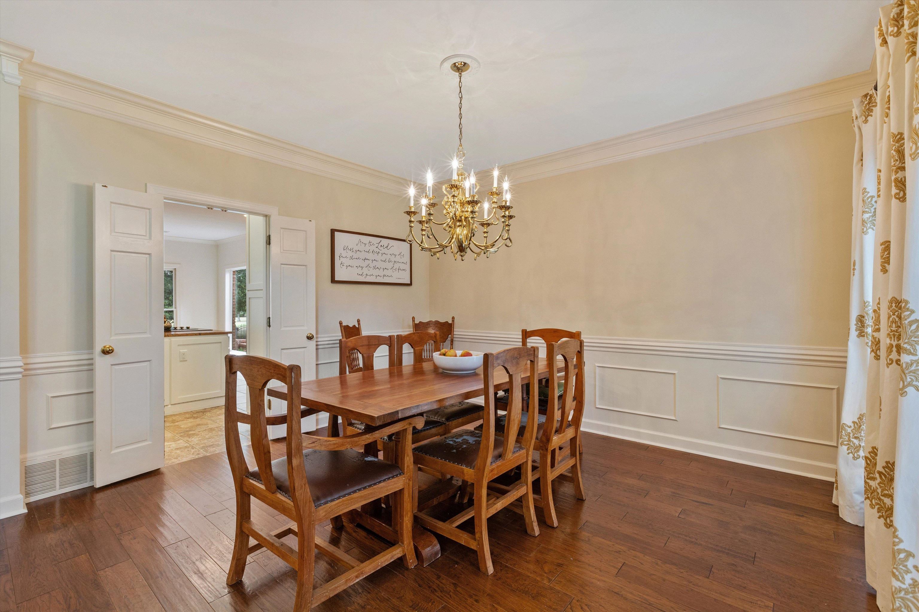 2800 E LEVEE OAKS DR