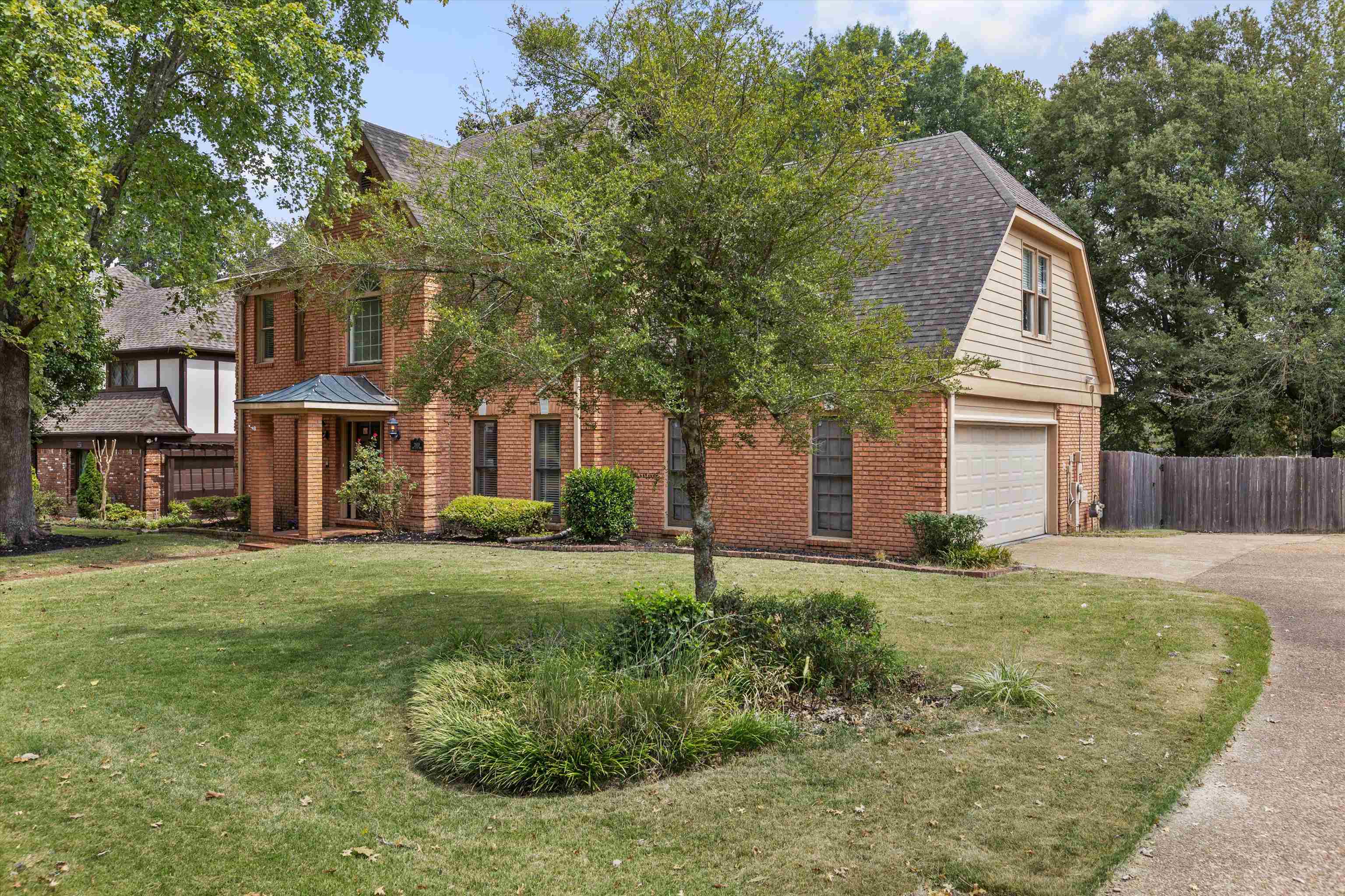 2800 E LEVEE OAKS DR