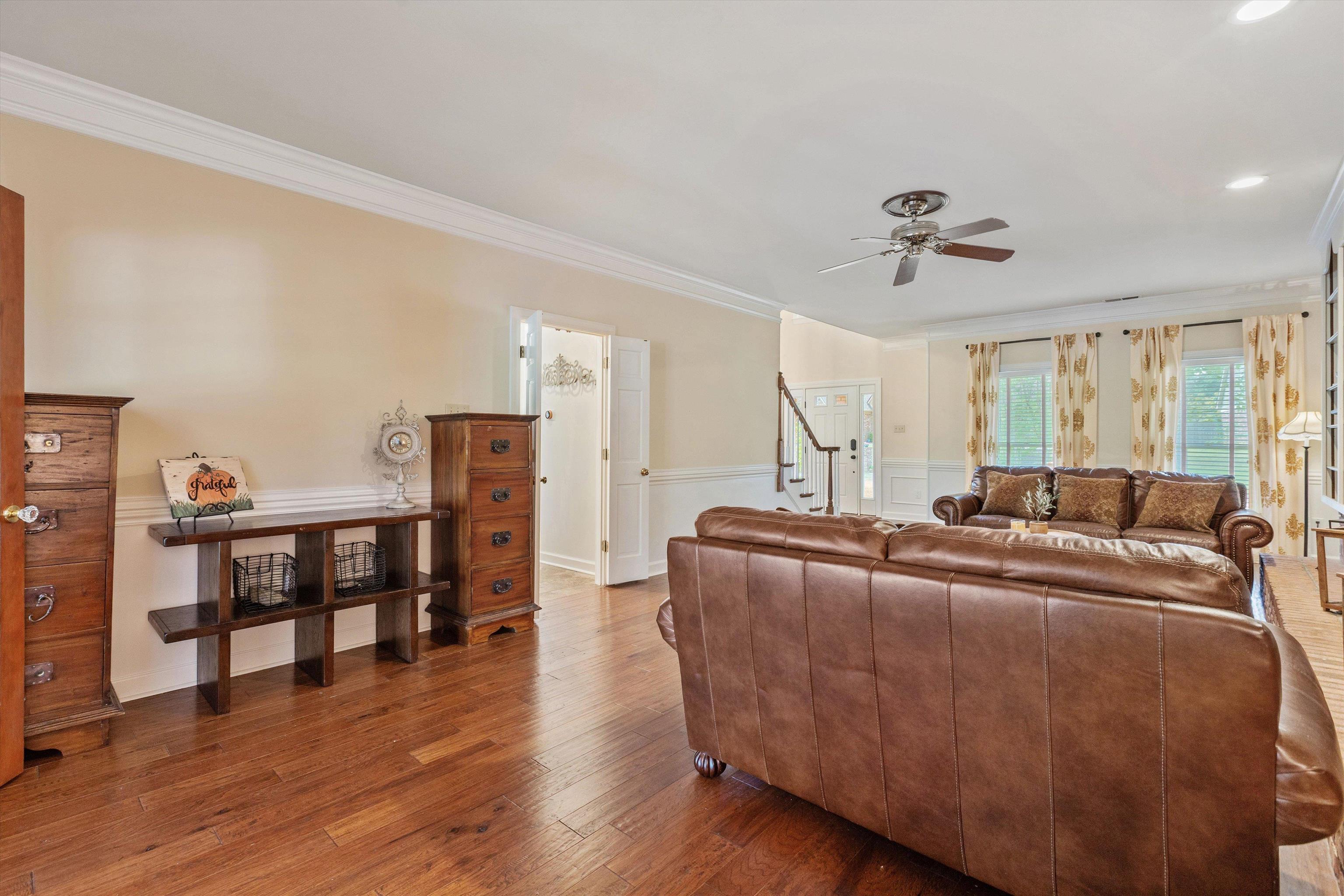 2800 E LEVEE OAKS DR