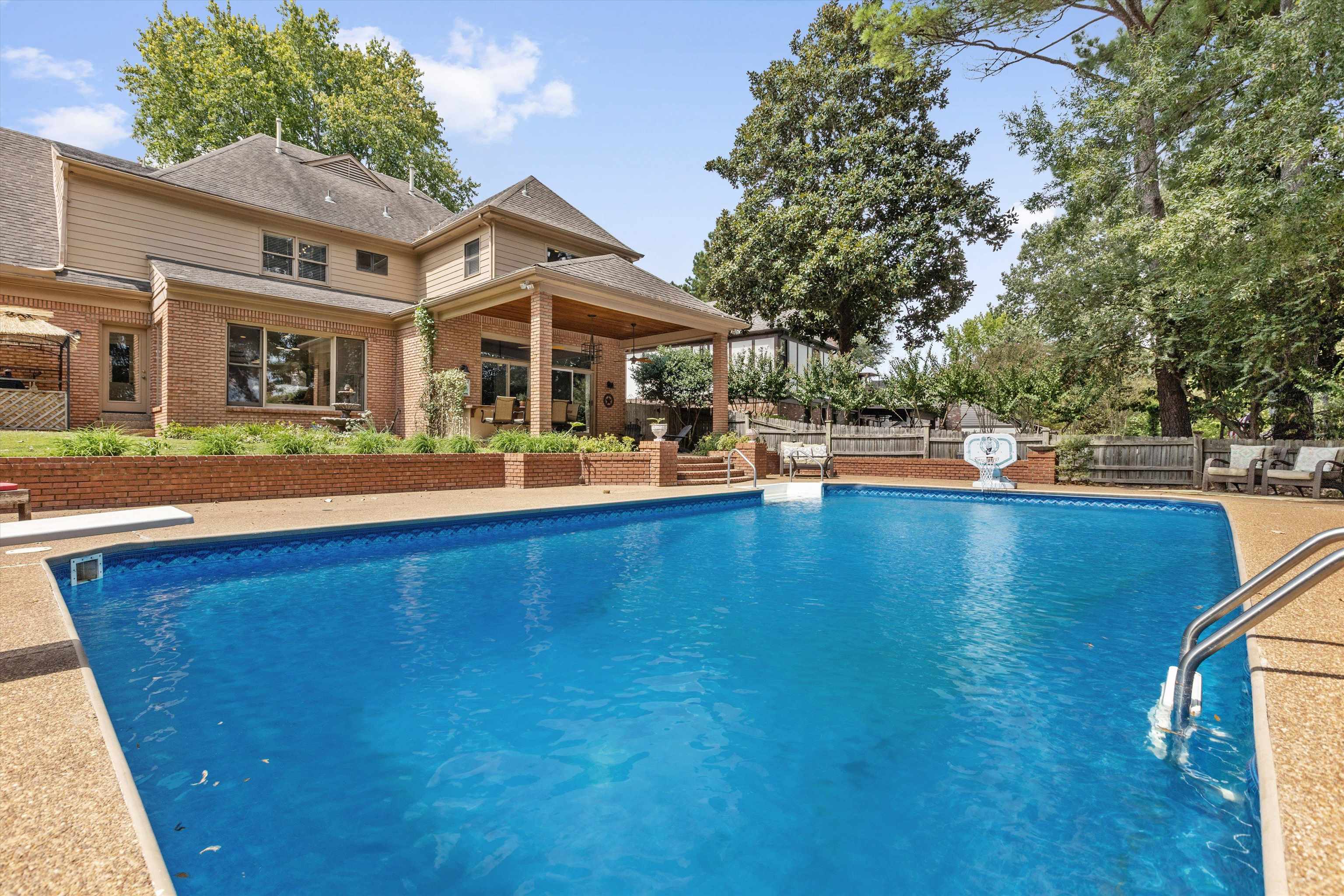 2800 E LEVEE OAKS DR