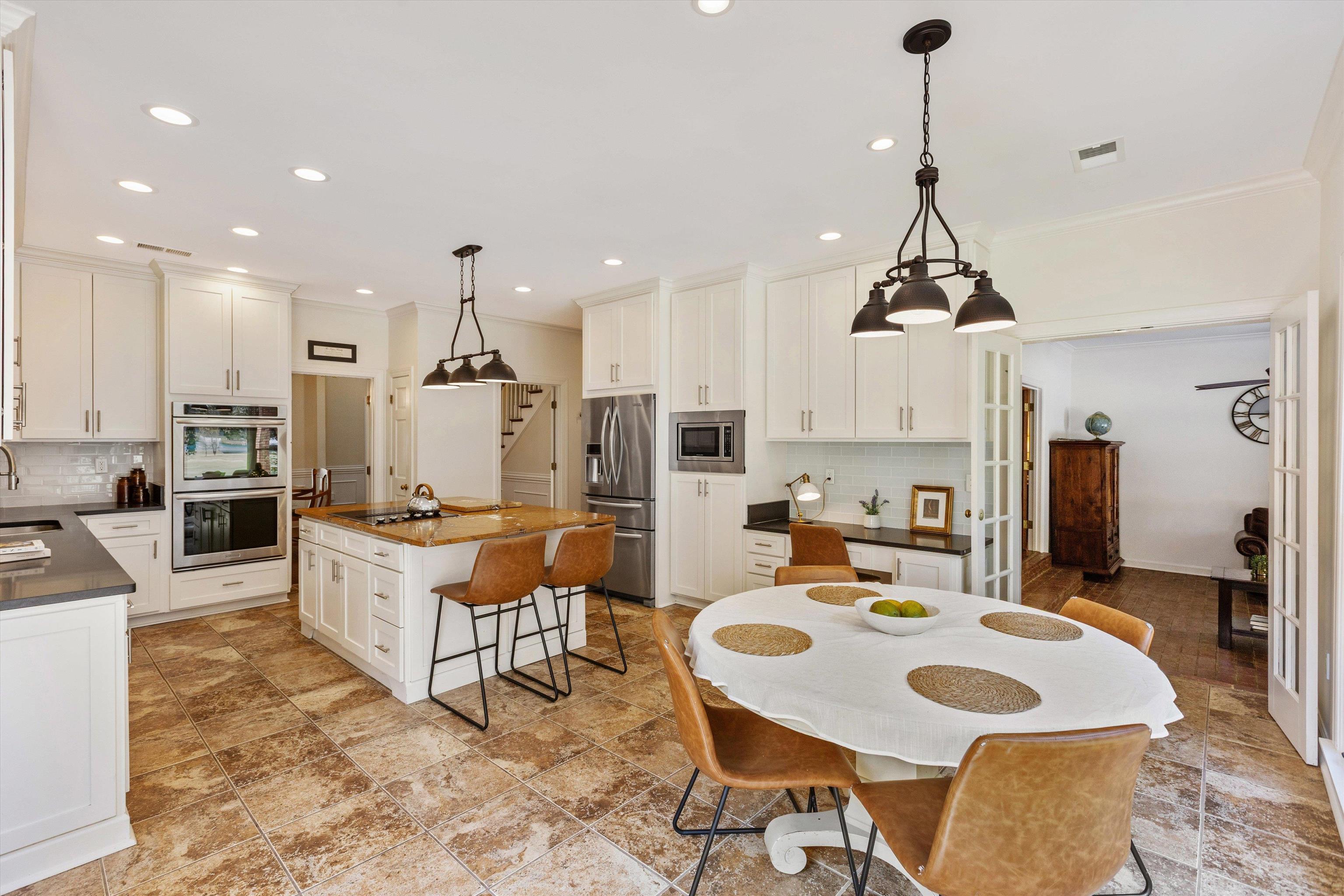 2800 E LEVEE OAKS DR