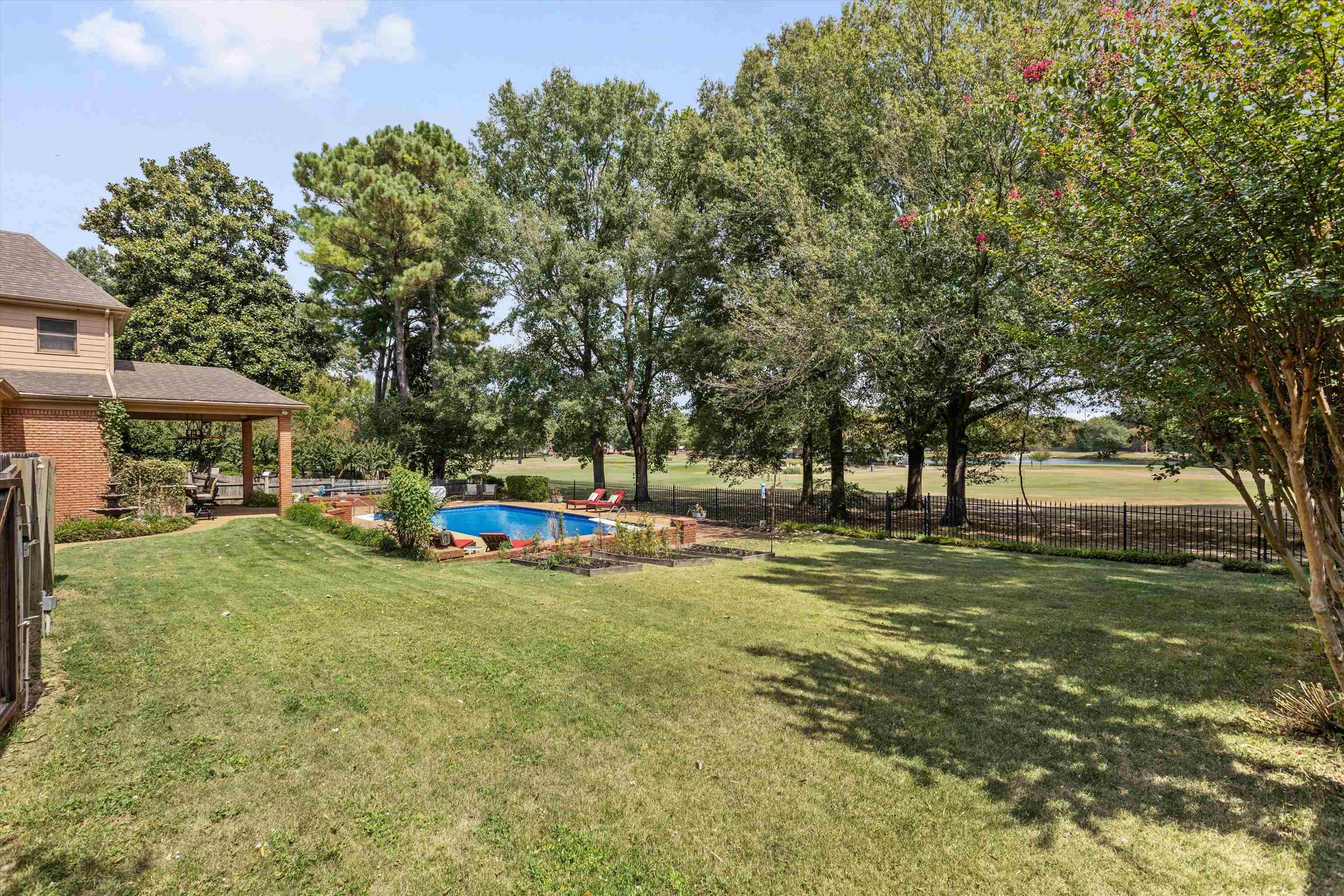 2800 E LEVEE OAKS DR