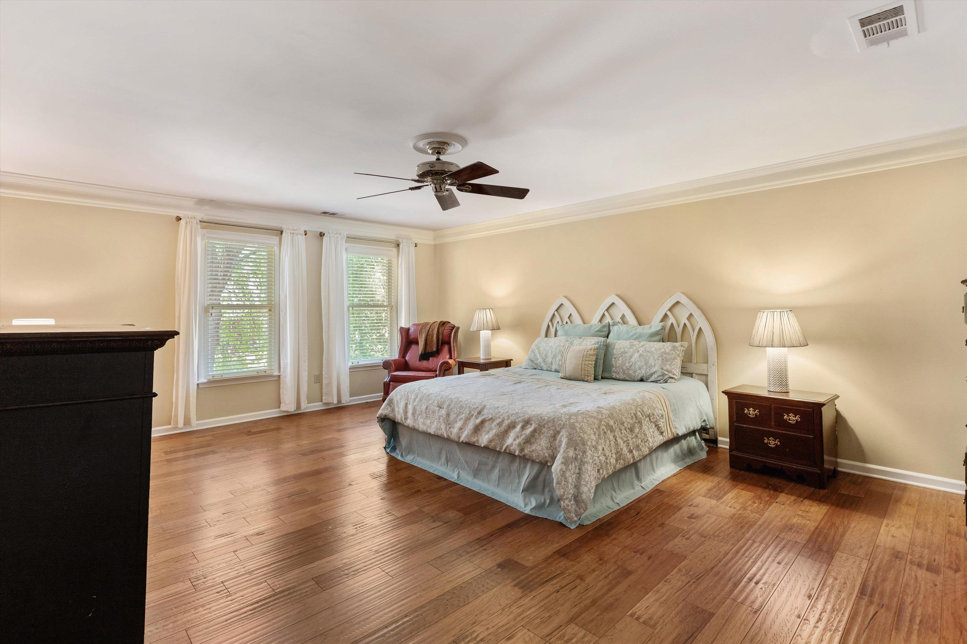 2800 E LEVEE OAKS DR