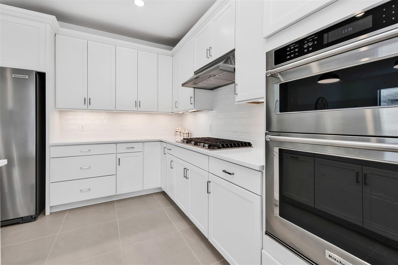 4400 LAKESIDE GROVE PL