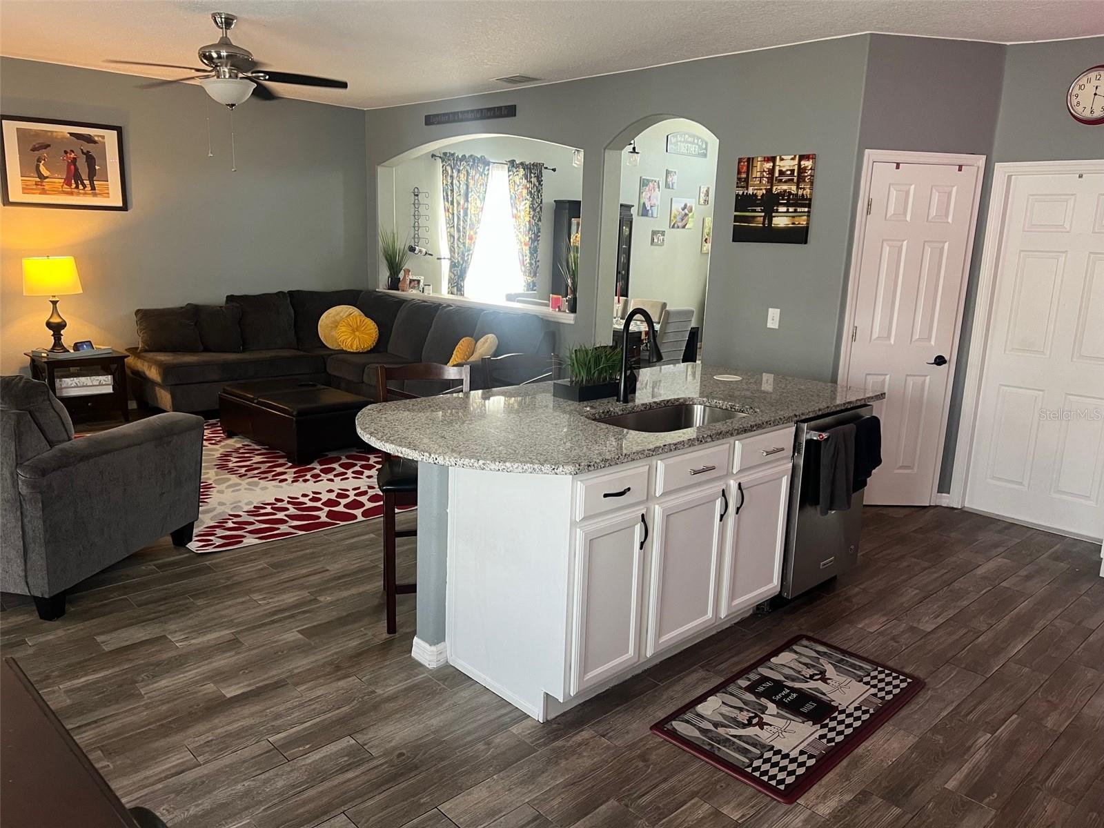 402 GRAYSTONE BLVD