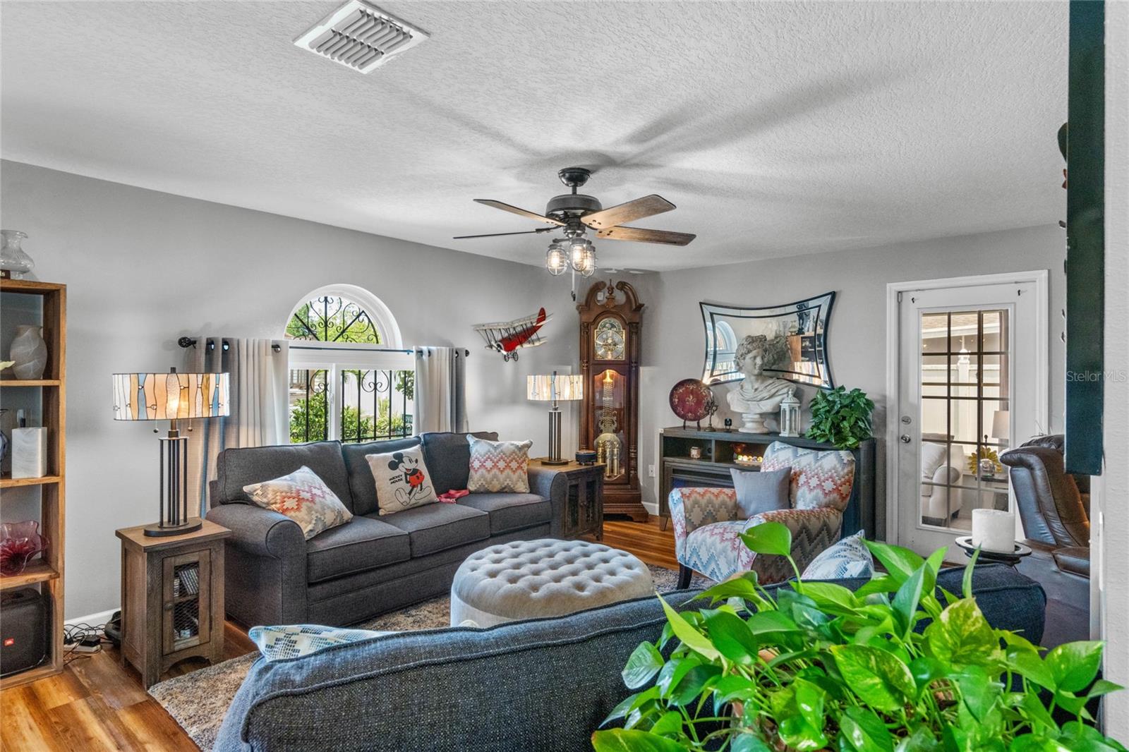 5876 ROYAL HILLS CIR