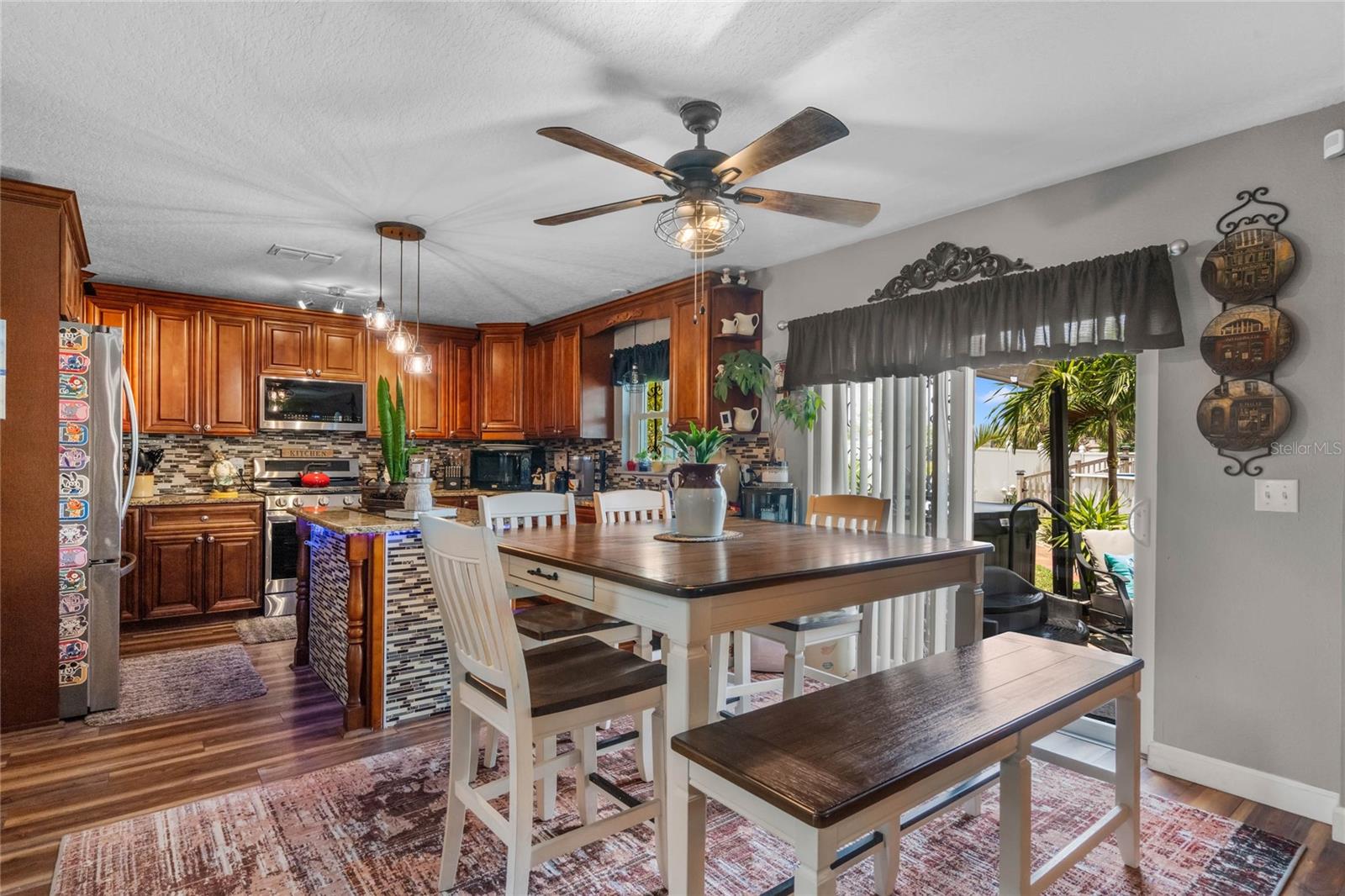 5876 ROYAL HILLS CIR