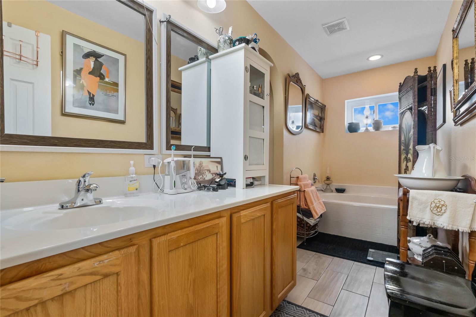 5876 ROYAL HILLS CIR