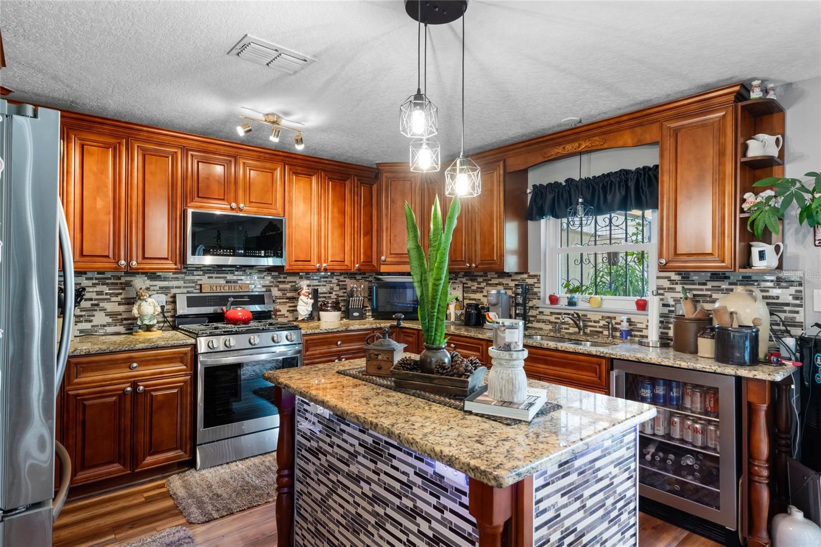 5876 ROYAL HILLS CIR