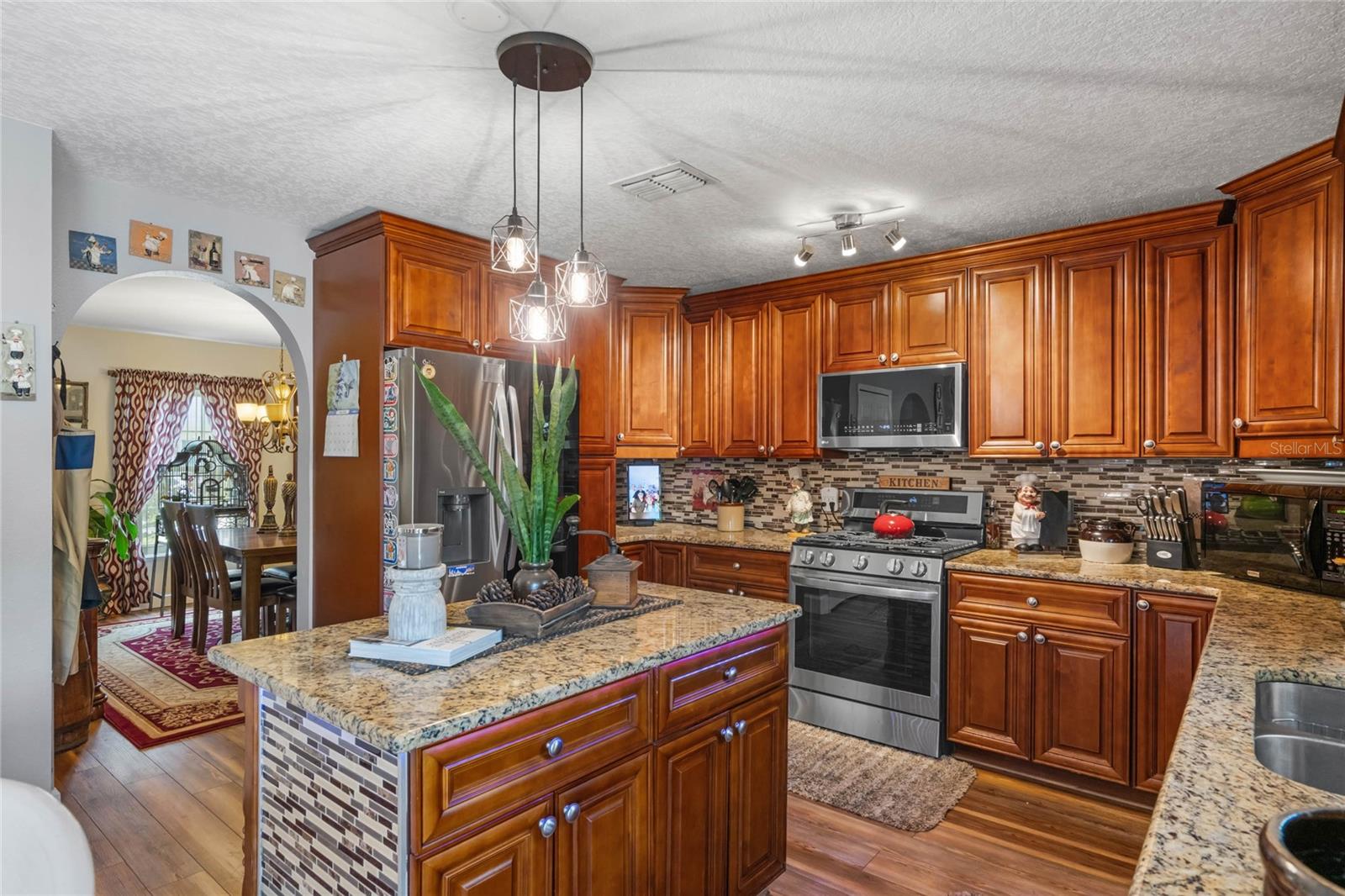 5876 ROYAL HILLS CIR