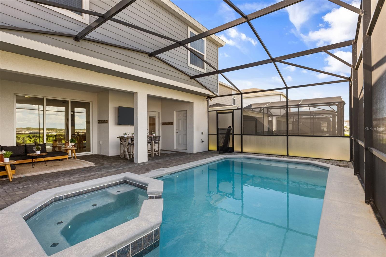 1877 SUMMER DR