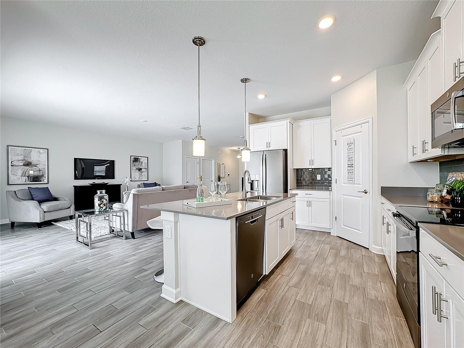 8886 FALLEN OAK DR